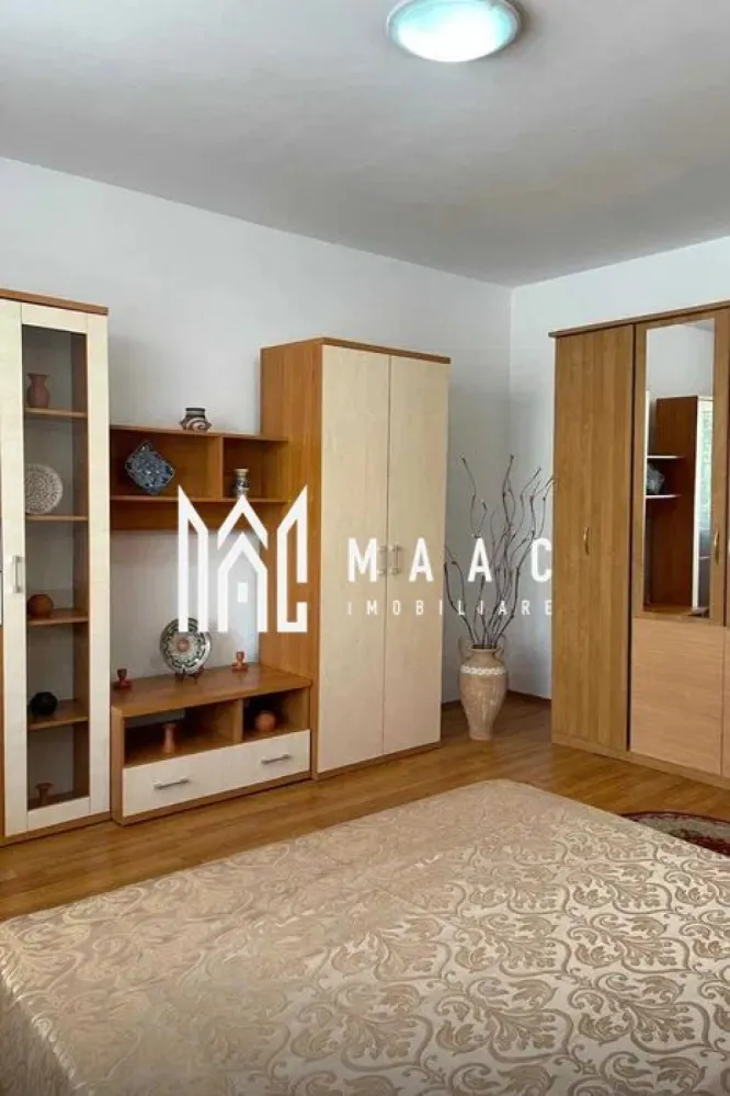 Apartament 1 camera | Etaj 1 | Balcon | Decomandat | Parcare - MAAC Imobiliare va prezinta un apartament cu 1 camera decomandat aproape de Parcul Sub Arini și Pădurea Dumbrava.

Caracteristici:
Tip: Confort 1, decomandat
Suprafață utilă: 48 mp
Etaj: 1 din 3
Balcon: 8 mp
Loc de parcare propriu în fața blocului

Utilități și dotări:
Mobilat și utilat: aragaz, hotă, frigider, mașină de spălat rufe
Centrală termică proprie
Internet prin fibră optică
Izolație termică exterioară
Contorizare individuală: apometre, contor gaz, contor curent electric
Bloc dotat cu interfon

Finisaje interioare:
Pereți: vopsea lavabilă, faianță
Podele: parchet în camere, gresie în bucătărie și baie
Tâmplărie: geamuri termopan 
Ușă de intrare: ușă metalică

Acces facil către toate punctele de interes:
Spații verzi cu pistă de bicicletă și locuri de joacă pentru copii
Unități de învățământ (școli, grădinițe)
Centre comerciale și supermarketuri
Instituții bancare, bancomate și farmacii
Stații de autobuz cu legături rapide spre centrul orașului
În imediata apropiere: Parcul Sub Arini și Pădurea Dumbrava.

Pentru mai multe detalii precizati telefonic ca ati vazut anuntul cu ID: CP2659346