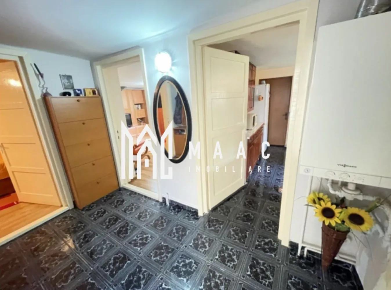 Apartament la casa I 2 camere decomandate I Lazaret - MAAC Imobiliare va prezinta un apartament la casa, demisol înalt, 2 camere decomandate cu o suprafață utila de 67 mp, Zona Lazaret. 

Compartimentare : Living generos, bucătărie închisă, dormitor, baie cu cada, hol. 

Curte comuna . Vecini liniștiți. 

Utilități si dotări:

Bucătărie: mobilata, utilata
Mobilat: complet,
Utilități: curent electric, apa, canalizare, cablu TV, fibra optica
Izolație: exterior izolat termic
Contorizare: apometre, contor de gaz, contor curent electric

Supraveghere Video 

Nu se accepta animale de companie !

Ideal pentru o familie sau cuplu, zona liniștită, aproape de magazine alimentare si stații de transport in comun. 

Se închiriază pe minim 12 luni si se percepe garanție in cuantumul unei chirii lunare. 

Pentru mai multe detalii sau vizionari menționați ID: CP2659123