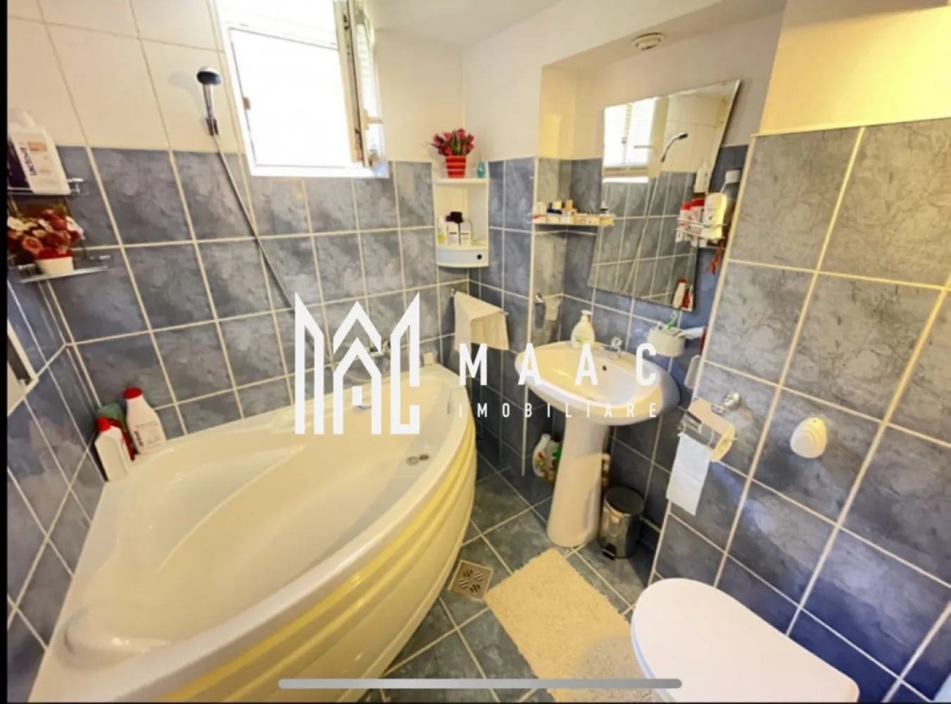 Apartament la casa I 2 camere decomandate I Lazaret - MAAC Imobiliare va prezinta un apartament la casa, demisol înalt, 2 camere decomandate cu o suprafață utila de 67 mp, Zona Lazaret. 

Compartimentare : Living generos, bucătărie închisă, dormitor, baie cu cada, hol. 

Curte comuna . Vecini liniștiți. 

Utilități si dotări:

Bucătărie: mobilata, utilata
Mobilat: complet,
Utilități: curent electric, apa, canalizare, cablu TV, fibra optica
Izolație: exterior izolat termic
Contorizare: apometre, contor de gaz, contor curent electric

Supraveghere Video 

Nu se accepta animale de companie !

Ideal pentru o familie sau cuplu, zona liniștită, aproape de magazine alimentare si stații de transport in comun. 

Se închiriază pe minim 12 luni si se percepe garanție in cuantumul unei chirii lunare. 

Pentru mai multe detalii sau vizionari menționați ID: CP2659123