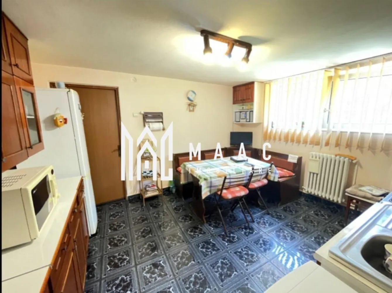 Apartament la casa I 2 camere decomandate I Lazaret - MAAC Imobiliare va prezinta un apartament la casa, demisol înalt, 2 camere decomandate cu o suprafață utila de 67 mp, Zona Lazaret. 

Compartimentare : Living generos, bucătărie închisă, dormitor, baie cu cada, hol. 

Curte comuna . Vecini liniștiți. 

Utilități si dotări:

Bucătărie: mobilata, utilata
Mobilat: complet,
Utilități: curent electric, apa, canalizare, cablu TV, fibra optica
Izolație: exterior izolat termic
Contorizare: apometre, contor de gaz, contor curent electric

Supraveghere Video 

Nu se accepta animale de companie !

Ideal pentru o familie sau cuplu, zona liniștită, aproape de magazine alimentare si stații de transport in comun. 

Se închiriază pe minim 12 luni si se percepe garanție in cuantumul unei chirii lunare. 

Pentru mai multe detalii sau vizionari menționați ID: CP2659123