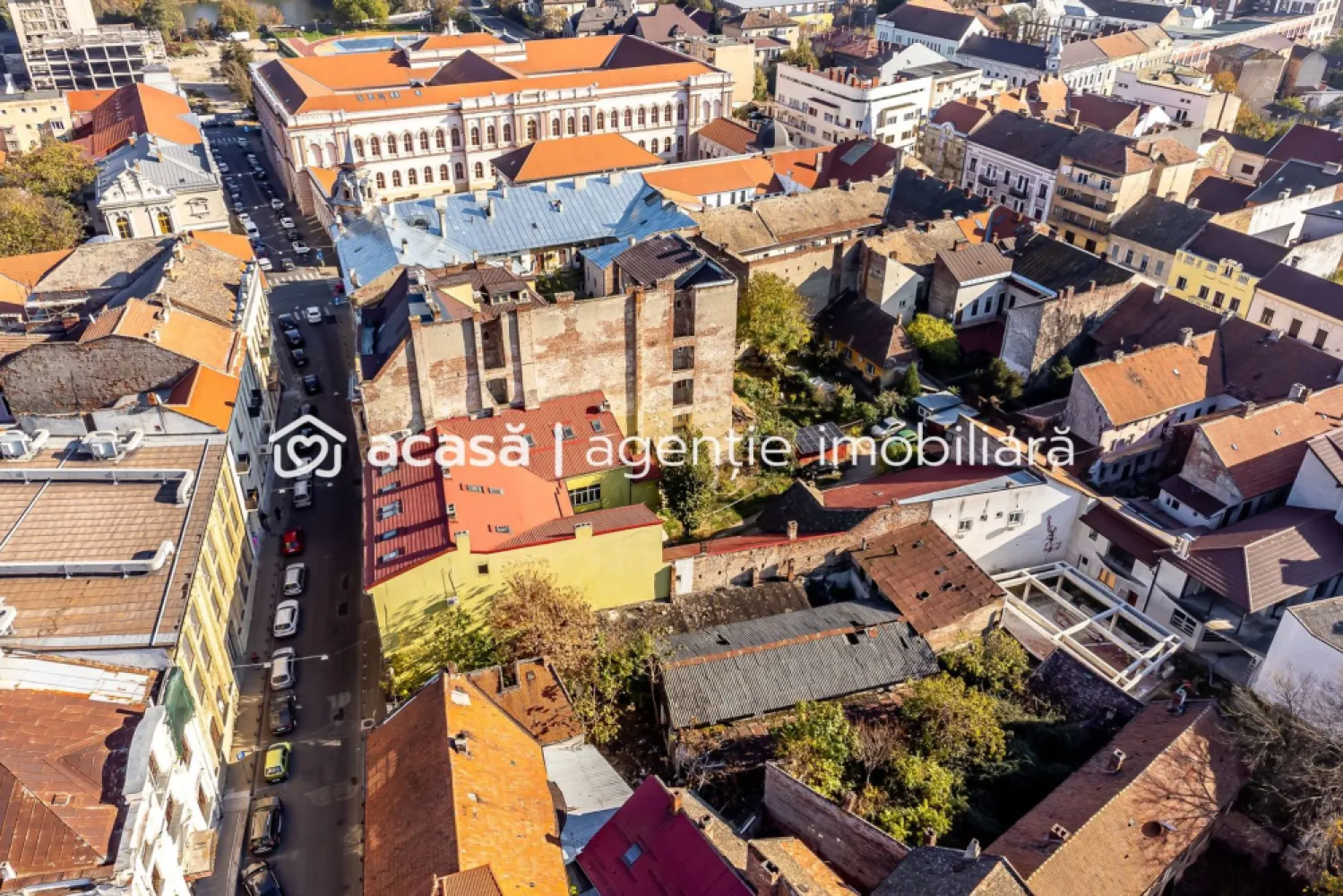 Teren de 439mp pe str. Unirii - Vând teren central cu suprafața de 439 mp, situat pe o strada Unirii din Arad, cu vad pietonal intens.

Proprietatea se află aproape de teatru, restaurante și cele mai populare zone ale orașului ce oferă o oportunitate excelentă pentru dezvoltarea unui proiect cu funcționalitate mixtă, ideal pentru investitorii interesați de spații rezidențiale și comerciale într-o locație de primă clasă.

Terenul dispune de racordări la apă, canalizare și curent, iar gazul este disponibil la limita proprietății. Unicitatea locației oferă un potențial ridicat pentru proiecte de succes.

Contactează-ne astăzi și descoperă potențialul acestui teren excepțional!

Contact:0742267773
Szuchanszki Andreea Consultant Imobiliar
CP2186918

Birou: ACASĂ | Agenție imobiliară Arad 
Adresă: Bulevardul Decebal 2, Arad 310133