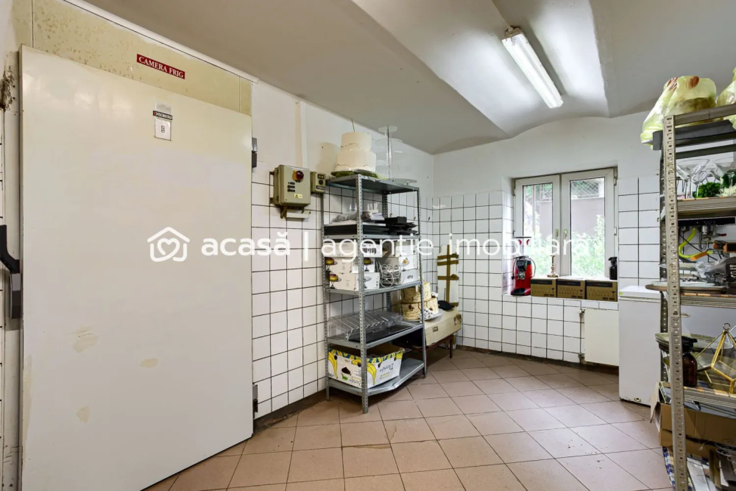 De închiriat: Spațiu laborator cofetărie Central - Oportunitate de închiriere a unui spațiu special destinat pentru laborator de cofetărie, situat la demisolul unei cladiri, intr-o zonă centrală. Acest spațiu a fost anterior utilizat ca laborator de cofetărie, fiind gata să susțină activități de producție de dulciuri și patiserie.

Caracteristici Cheie:

Suprafață Generoasă: Spațiul este foarte spațios, oferind suficient loc pentru echipamente, depozitare și zone de lucru.
Camera Frigorifică: Inclusă pentru păstrarea în condiții optime a materiilor prime și produselor finite.
Locație Centrală: Ușor accesibil pentru clienți și livrări, cu vizibilitate ridicată și conexiuni excelente de transport.
Posibilitate de Schimbare a Destinației: Datorită poziționării centrale, spațiul poate fi adaptat și pentru alte tipuri de afaceri.

Avantaje:

Gata de Folosit: Spațiul este deja configurat pentru activitatea de cofetărie, economisind timp și bani pentru adaptări sau renovări majore.
Flexibilitate: Posibilitatea de a adapta spațiul pentru diverse activități comerciale, în funcție de necesitățile dvs.
Acest spațiu reprezintă oportunitatea perfectă pentru orice antreprenor din domeniul cofetăriei sau alte industrii alimentare care doresc să își dezvolte afacerea într-o locație de top.

Pentru mai multe informații sau pentru a programa o vizionare, contactați-mă la 0742267773.
Comision 0%

Szuchanszki Andreea Consultant Imobiliar
CP2041661

Birou: ACASĂ | Agenție imobiliară Arad 
Adresă: Bulevardul Decebal 2, Arad 310133