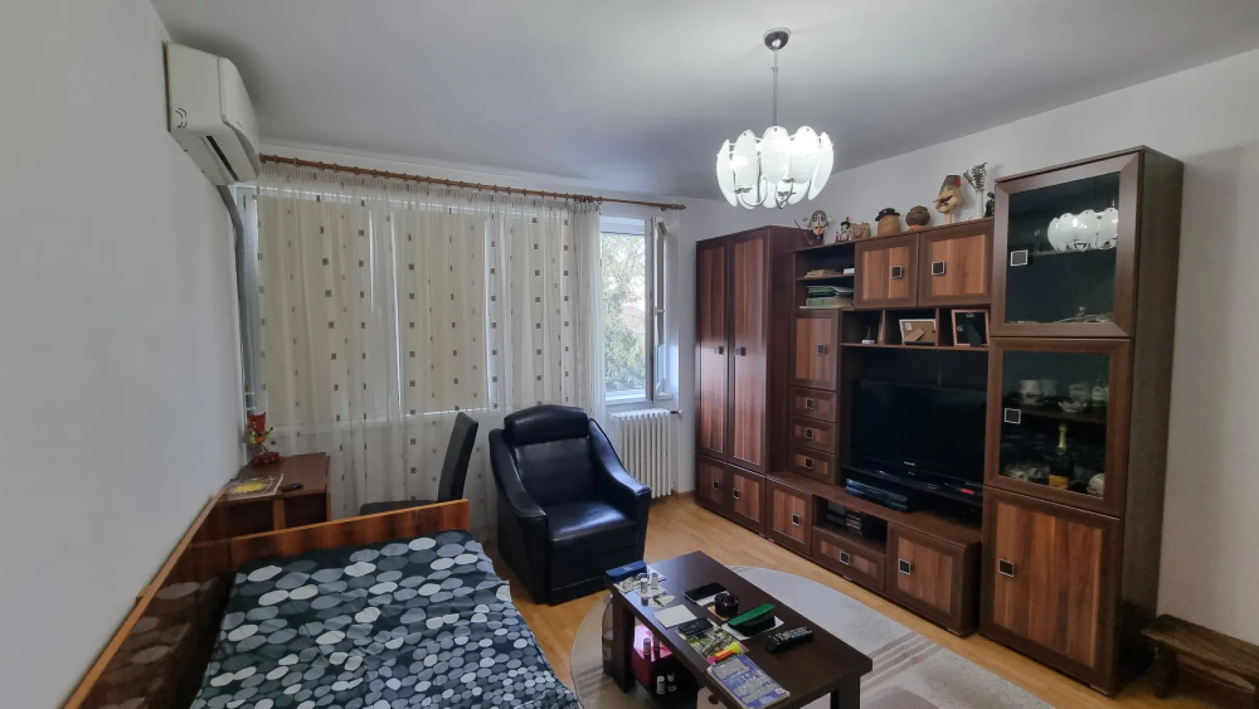 Apartament 3 camere Stefan cel Mare - Vă propun spre vânzare un apartament cu 3 camere, semidecomandat, situat pe Șoseaua Ștefan cel Mare la intersectia cu Lizeanu,intr-un bloc finalizat in 1964. Blocul este reabilitat termic, oferind un plus de confort și eficiență energetică.Apartamentul are o suprafață totală de 61,27 mp și beneficiază de vedere pe ambele părți, asigurând lumină naturală pe tot parcursul zilei. Livingul, bucătăria și un dormitor sunt orientate către spatele blocului, într-o zonă mai liniștită, iar cel de-al doilea dormitor are vedere către față.Locuința este dotată cu aer condiționat în fiecare cameră și se vinde parțial mobilată, fiind potrivită atât pentru locuire, cât și pentru investiție.Un avantaj major al proprietății îl reprezintă poziționarea excelentă, cu acces imediat la mijloacele de transport în comun: stații STB în imediata apropiere și metrou la câteva minute de mers pe jos. Zona oferă acces rapid către magazine, școli, farmacii, restaurante și alte puncte de interes urban.Mențiune: imobilul este încadrat în clasa de urgență U2, nu poate fi achiziționat prin credit bancar, tranzacția fiind posibilă doar cu plata din surse proprii.Pentru mai multe detalii precum si stabilirea unei intalniri de vizionare va stau la dispozitie. }}