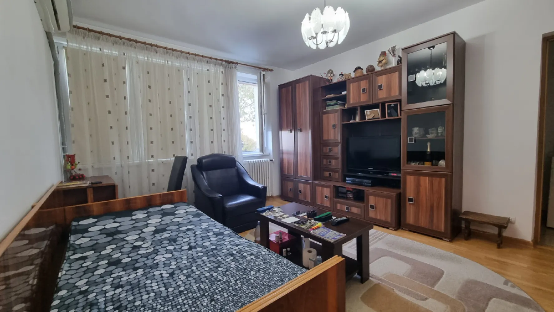 Apartament 3 camere Stefan cel Mare - Vă propun spre vânzare un apartament cu 3 camere, semidecomandat, situat pe Șoseaua Ștefan cel Mare la intersectia cu Lizeanu,intr-un bloc finalizat in 1964. Blocul este reabilitat termic, oferind un plus de confort și eficiență energetică.Apartamentul are o suprafață totală de 61,27 mp și beneficiază de vedere pe ambele părți, asigurând lumină naturală pe tot parcursul zilei. Livingul, bucătăria și un dormitor sunt orientate către spatele blocului, într-o zonă mai liniștită, iar cel de-al doilea dormitor are vedere către față.Locuința este dotată cu aer condiționat în fiecare cameră și se vinde parțial mobilată, fiind potrivită atât pentru locuire, cât și pentru investiție.Un avantaj major al proprietății îl reprezintă poziționarea excelentă, cu acces imediat la mijloacele de transport în comun: stații STB în imediata apropiere și metrou la câteva minute de mers pe jos. Zona oferă acces rapid către magazine, școli, farmacii, restaurante și alte puncte de interes urban.Mențiune: imobilul este încadrat în clasa de urgență U2, nu poate fi achiziționat prin credit bancar, tranzacția fiind posibilă doar cu plata din surse proprii.Pentru mai multe detalii precum si stabilirea unei intalniri de vizionare va stau la dispozitie. }}