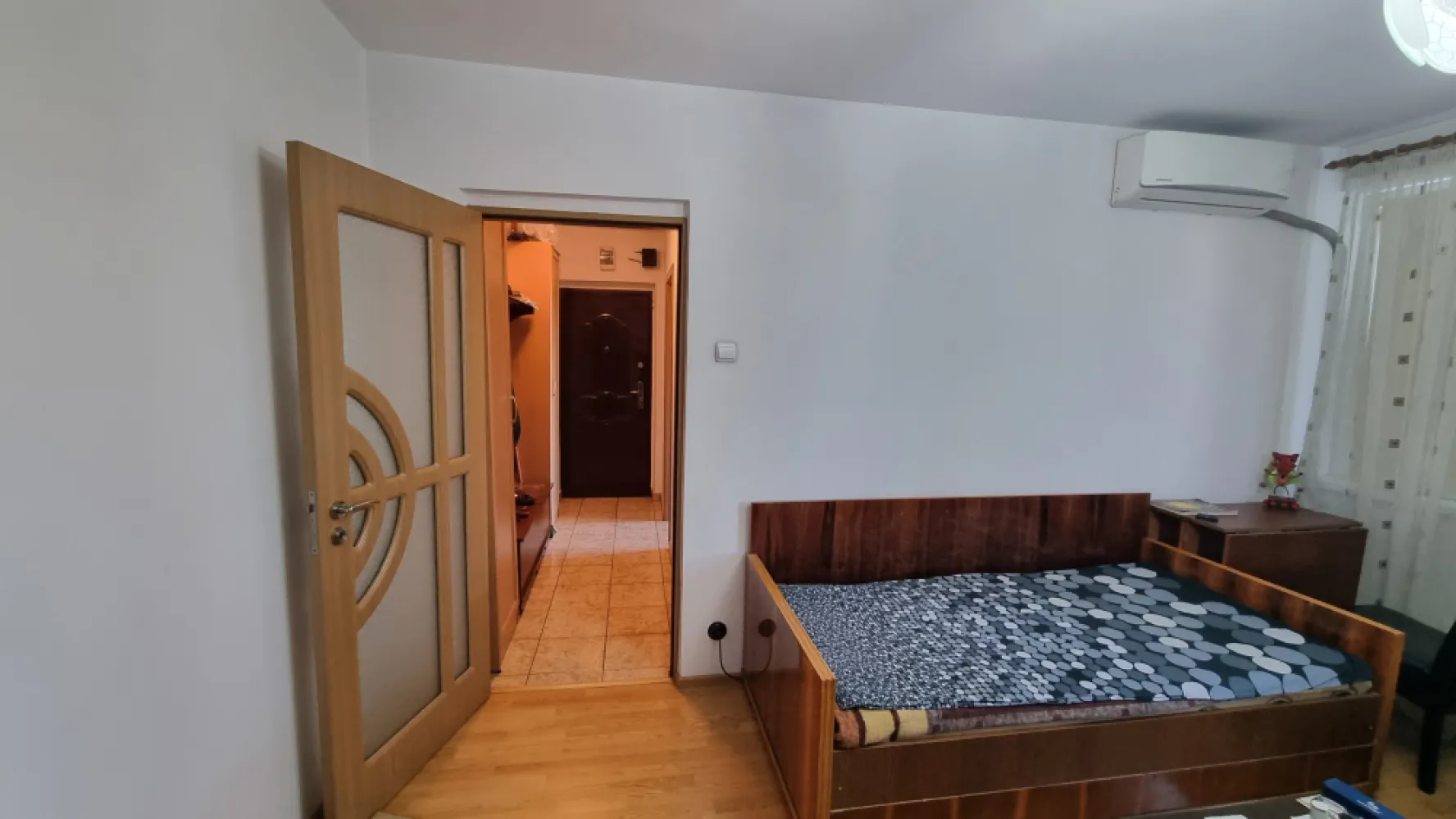 Apartament 3 camere Stefan cel Mare - Vă propun spre vânzare un apartament cu 3 camere, semidecomandat, situat pe Șoseaua Ștefan cel Mare la intersectia cu Lizeanu,intr-un bloc finalizat in 1964. Blocul este reabilitat termic, oferind un plus de confort și eficiență energetică.Apartamentul are o suprafață totală de 61,27 mp și beneficiază de vedere pe ambele părți, asigurând lumină naturală pe tot parcursul zilei. Livingul, bucătăria și un dormitor sunt orientate către spatele blocului, într-o zonă mai liniștită, iar cel de-al doilea dormitor are vedere către față.Locuința este dotată cu aer condiționat în fiecare cameră și se vinde parțial mobilată, fiind potrivită atât pentru locuire, cât și pentru investiție.Un avantaj major al proprietății îl reprezintă poziționarea excelentă, cu acces imediat la mijloacele de transport în comun: stații STB în imediata apropiere și metrou la câteva minute de mers pe jos. Zona oferă acces rapid către magazine, școli, farmacii, restaurante și alte puncte de interes urban.Mențiune: imobilul este încadrat în clasa de urgență U2, nu poate fi achiziționat prin credit bancar, tranzacția fiind posibilă doar cu plata din surse proprii.Pentru mai multe detalii precum si stabilirea unei intalniri de vizionare va stau la dispozitie. }}