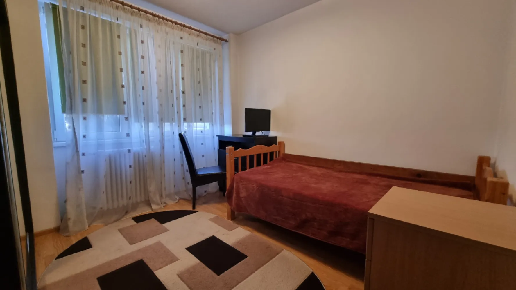 Apartament 3 camere Stefan cel Mare - Vă propun spre vânzare un apartament cu 3 camere, semidecomandat, situat pe Șoseaua Ștefan cel Mare la intersectia cu Lizeanu,intr-un bloc finalizat in 1964. Blocul este reabilitat termic, oferind un plus de confort și eficiență energetică.Apartamentul are o suprafață totală de 61,27 mp și beneficiază de vedere pe ambele părți, asigurând lumină naturală pe tot parcursul zilei. Livingul, bucătăria și un dormitor sunt orientate către spatele blocului, într-o zonă mai liniștită, iar cel de-al doilea dormitor are vedere către față.Locuința este dotată cu aer condiționat în fiecare cameră și se vinde parțial mobilată, fiind potrivită atât pentru locuire, cât și pentru investiție.Un avantaj major al proprietății îl reprezintă poziționarea excelentă, cu acces imediat la mijloacele de transport în comun: stații STB în imediata apropiere și metrou la câteva minute de mers pe jos. Zona oferă acces rapid către magazine, școli, farmacii, restaurante și alte puncte de interes urban.Mențiune: imobilul este încadrat în clasa de urgență U2, nu poate fi achiziționat prin credit bancar, tranzacția fiind posibilă doar cu plata din surse proprii.Pentru mai multe detalii precum si stabilirea unei intalniri de vizionare va stau la dispozitie. }}