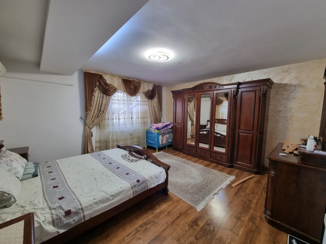 Vila de inchiriat 5 camere Sisesti-Vatra Noua - Va propun pentru inchiriere o vila situata in zona Sisesti-Vatra Noua .Proprietatea este dispusa pe un teren de 250mp, beneficiaza de aproximativ 160mp de curte libera si este impartia in 5 camere si doua grupuri sanitare.Compartimentare:-Parter: living spatios , bucatarie complet utilata, grup sanitar.-Etaj : 2 dormitoare (unul gu grup sanitar propiu)-Mansarda - doua camere fiecare cu cate doua paturiDotari si facilitati:-centrala termica-masina de spalat rufe-frigider si congelator-mobilier in fiecare cameraLocalizare :Zona linistita, acces facil catre mijloacele de transport si puncte de interes.Ideala pentru familie sau rezidenta pentru echipe de angajati.Pentru mai multe detalii precum si stabilirea unei intalniri de vizionare va stau la dispozitie. }}