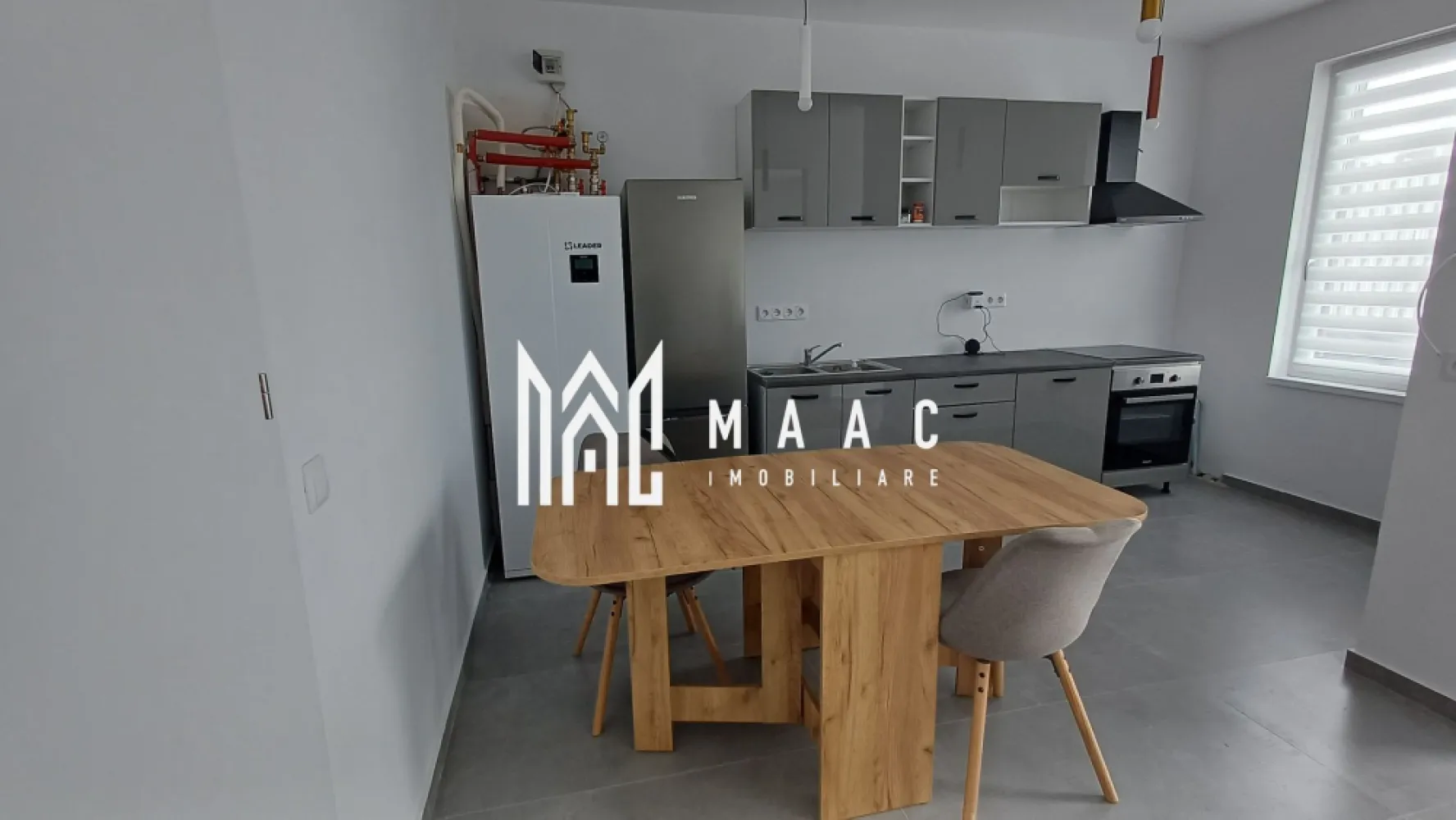 Casă | 119 MPU | 5 camere | 2 băi | Curte | Cristian - Maac Imobiliare vă propune spre închiriere o casă modernă, ideală pentru o familie care își dorește confort, spațiu și intimitate, situată într-o zonă liniștită și bine conectată.

Proprietatea are o suprafață utilă de 119 mp și este compartimentată eficient în 4 camere, dintre care un living generos open-space cu bucătăria, creând un spațiu luminos și primitor, perfect pentru relaxare și socializare. Casa beneficiază de încălzire în pardoseală, asigurând un confort termic optim pe tot parcursul sezonului rece.

Compartimentarea include:
living open-space cu bucătărie
3 dormitoare + 1 cameră versatilă, ideală pentru spațiu de joacă, relaxare sau activitați recreative.
2 băi
cămară pentru depozitare

Locuința este luminoasă, și se predă complet mobilată și utilată, gata pentru mutare imediată.

În exterior, proprietatea dispune de o curte privată de aproximativ 75 mp, ideală pentru relaxare, timp petrecut în aer liber sau activități cu familia.

Această casă reprezintă o alegere excelentă pentru cei care caută o locuință modernă, bine compartimentată și funcțională.

Condiții de închiriere: Se percepe o garanție în cuantumul unei chirii lunare. Sunt acceptate animalele de companie doar în momentul în care se va plăti o garanție suplimentară.

Pentru mai multe detalii și programarea unei vizionări, vă invităm să contactați Maac Imobiliare, specificând ID: CP2872516