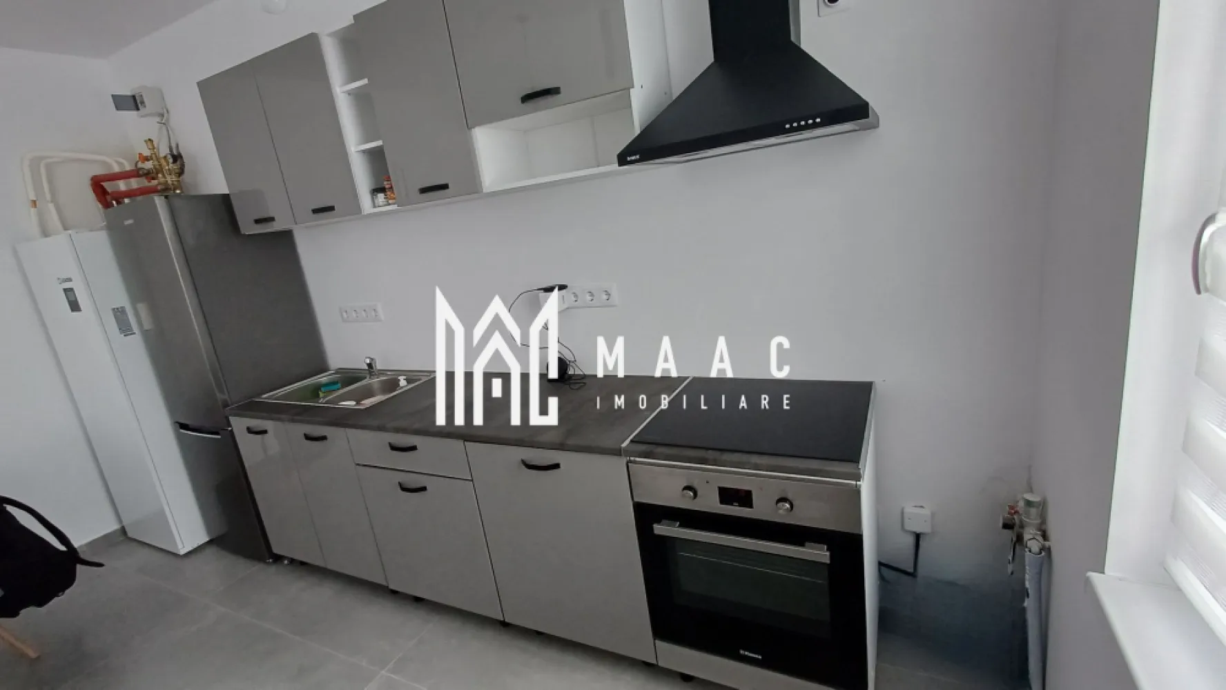 Casă | 119 MPU | 5 camere | 2 băi | Curte | Cristian - Maac Imobiliare vă propune spre închiriere o casă modernă, ideală pentru o familie care își dorește confort, spațiu și intimitate, situată într-o zonă liniștită și bine conectată.

Proprietatea are o suprafață utilă de 119 mp și este compartimentată eficient în 4 camere, dintre care un living generos open-space cu bucătăria, creând un spațiu luminos și primitor, perfect pentru relaxare și socializare. Casa beneficiază de încălzire în pardoseală, asigurând un confort termic optim pe tot parcursul sezonului rece.

Compartimentarea include:
living open-space cu bucătărie
3 dormitoare + 1 cameră versatilă, ideală pentru spațiu de joacă, relaxare sau activitați recreative.
2 băi
cămară pentru depozitare

Locuința este luminoasă, și se predă complet mobilată și utilată, gata pentru mutare imediată.

În exterior, proprietatea dispune de o curte privată de aproximativ 75 mp, ideală pentru relaxare, timp petrecut în aer liber sau activități cu familia.

Această casă reprezintă o alegere excelentă pentru cei care caută o locuință modernă, bine compartimentată și funcțională.

Condiții de închiriere: Se percepe o garanție în cuantumul unei chirii lunare. Sunt acceptate animalele de companie doar în momentul în care se va plăti o garanție suplimentară.

Pentru mai multe detalii și programarea unei vizionări, vă invităm să contactați Maac Imobiliare, specificând ID: CP2872516