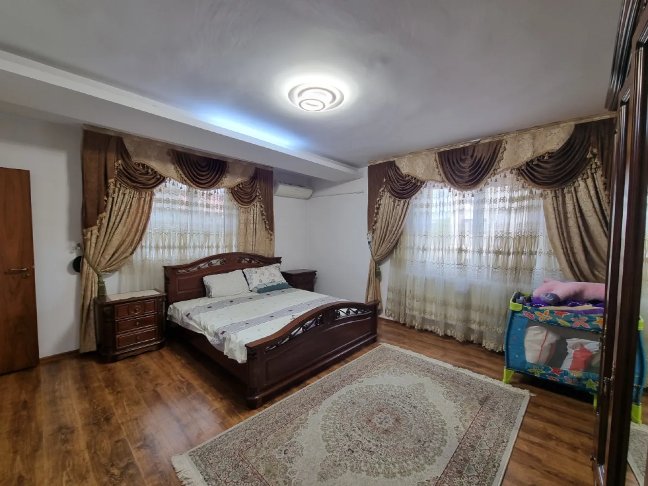 Vila de inchiriat 5 camere Sisesti-Vatra Noua - Va propun pentru inchiriere o vila situata in zona Sisesti-Vatra Noua .Proprietatea este dispusa pe un teren de 250mp, beneficiaza de aproximativ 160mp de curte libera si este impartia in 5 camere si doua grupuri sanitare.Compartimentare:-Parter: living spatios , bucatarie complet utilata, grup sanitar.-Etaj : 2 dormitoare (unul gu grup sanitar propiu)-Mansarda - doua camere fiecare cu cate doua paturiDotari si facilitati:-centrala termica-masina de spalat rufe-frigider si congelator-mobilier in fiecare cameraLocalizare :Zona linistita, acces facil catre mijloacele de transport si puncte de interes.Ideala pentru familie sau rezidenta pentru echipe de angajati.Pentru mai multe detalii precum si stabilirea unei intalniri de vizionare va stau la dispozitie. }}