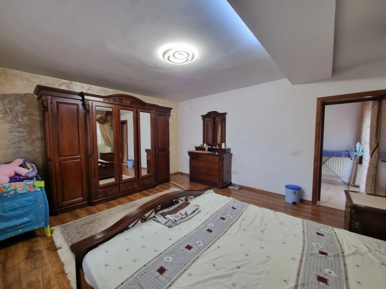 Vila de inchiriat 5 camere Sisesti-Vatra Noua - Va propun pentru inchiriere o vila situata in zona Sisesti-Vatra Noua .Proprietatea este dispusa pe un teren de 250mp, beneficiaza de aproximativ 160mp de curte libera si este impartia in 5 camere si doua grupuri sanitare.Compartimentare:-Parter: living spatios , bucatarie complet utilata, grup sanitar.-Etaj : 2 dormitoare (unul gu grup sanitar propiu)-Mansarda - doua camere fiecare cu cate doua paturiDotari si facilitati:-centrala termica-masina de spalat rufe-frigider si congelator-mobilier in fiecare cameraLocalizare :Zona linistita, acces facil catre mijloacele de transport si puncte de interes.Ideala pentru familie sau rezidenta pentru echipe de angajati.Pentru mai multe detalii precum si stabilirea unei intalniri de vizionare va stau la dispozitie. }}