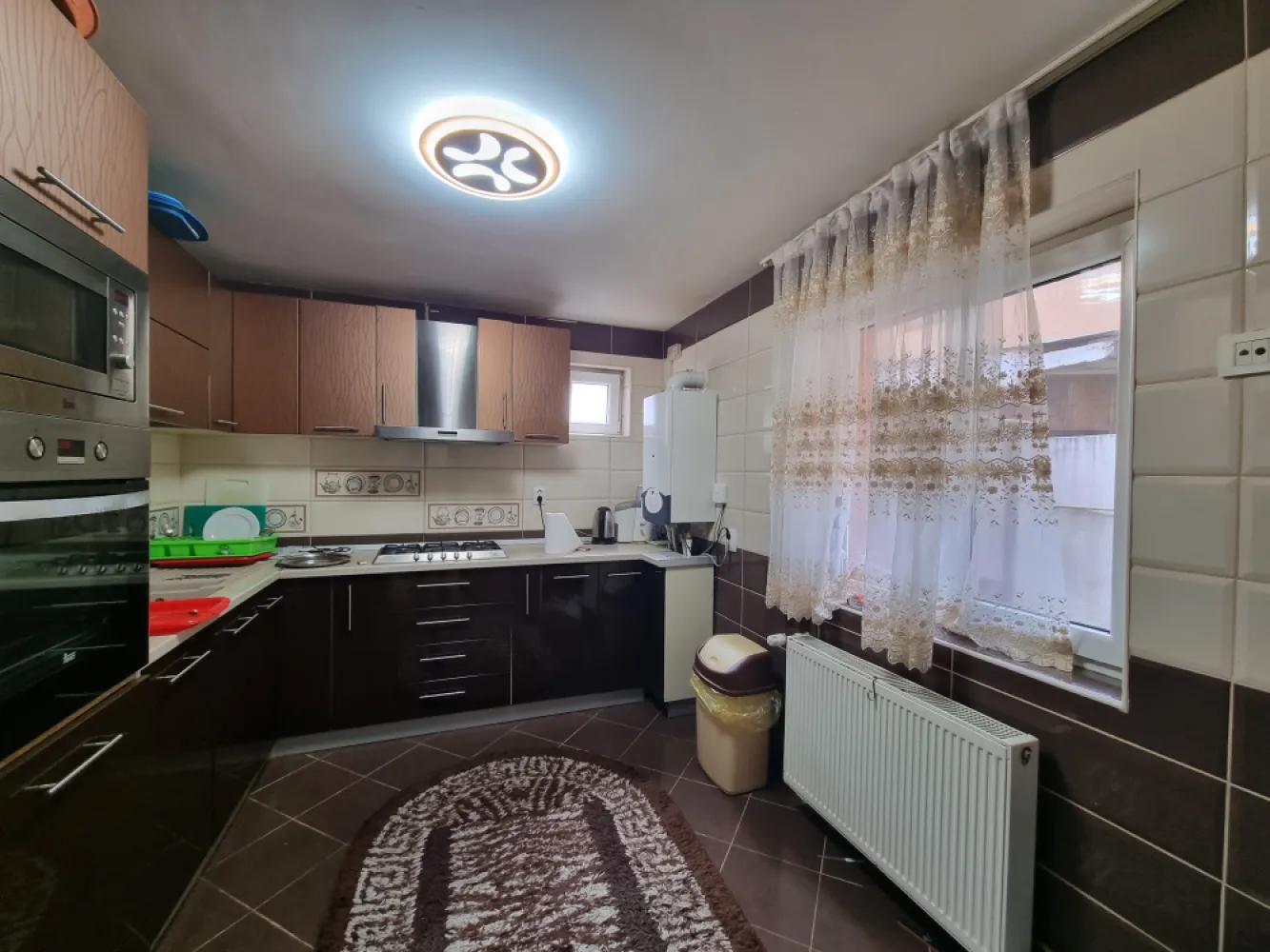 Vila de inchiriat 5 camere Sisesti-Vatra Noua