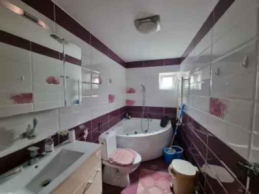 Vila de inchiriat 5 camere Sisesti-Vatra Noua