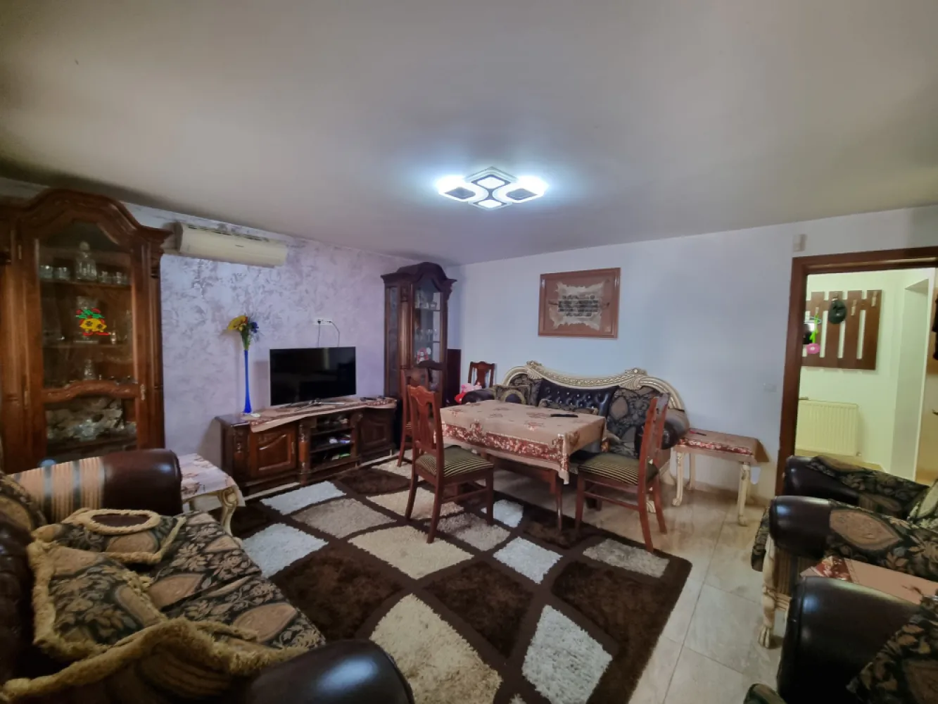 Vila de inchiriat 5 camere Sisesti-Vatra Noua - Va propun pentru inchiriere o vila situata in zona Sisesti-Vatra Noua .Proprietatea este dispusa pe un teren de 250mp, beneficiaza de aproximativ 160mp de curte libera si este impartia in 5 camere si doua grupuri sanitare.Compartimentare:-Parter: living spatios , bucatarie complet utilata, grup sanitar.-Etaj : 2 dormitoare (unul gu grup sanitar propiu)-Mansarda - doua camere fiecare cu cate doua paturiDotari si facilitati:-centrala termica-masina de spalat rufe-frigider si congelator-mobilier in fiecare cameraLocalizare :Zona linistita, acces facil catre mijloacele de transport si puncte de interes.Ideala pentru familie sau rezidenta pentru echipe de angajati.Pentru mai multe detalii precum si stabilirea unei intalniri de vizionare va stau la dispozitie. }}