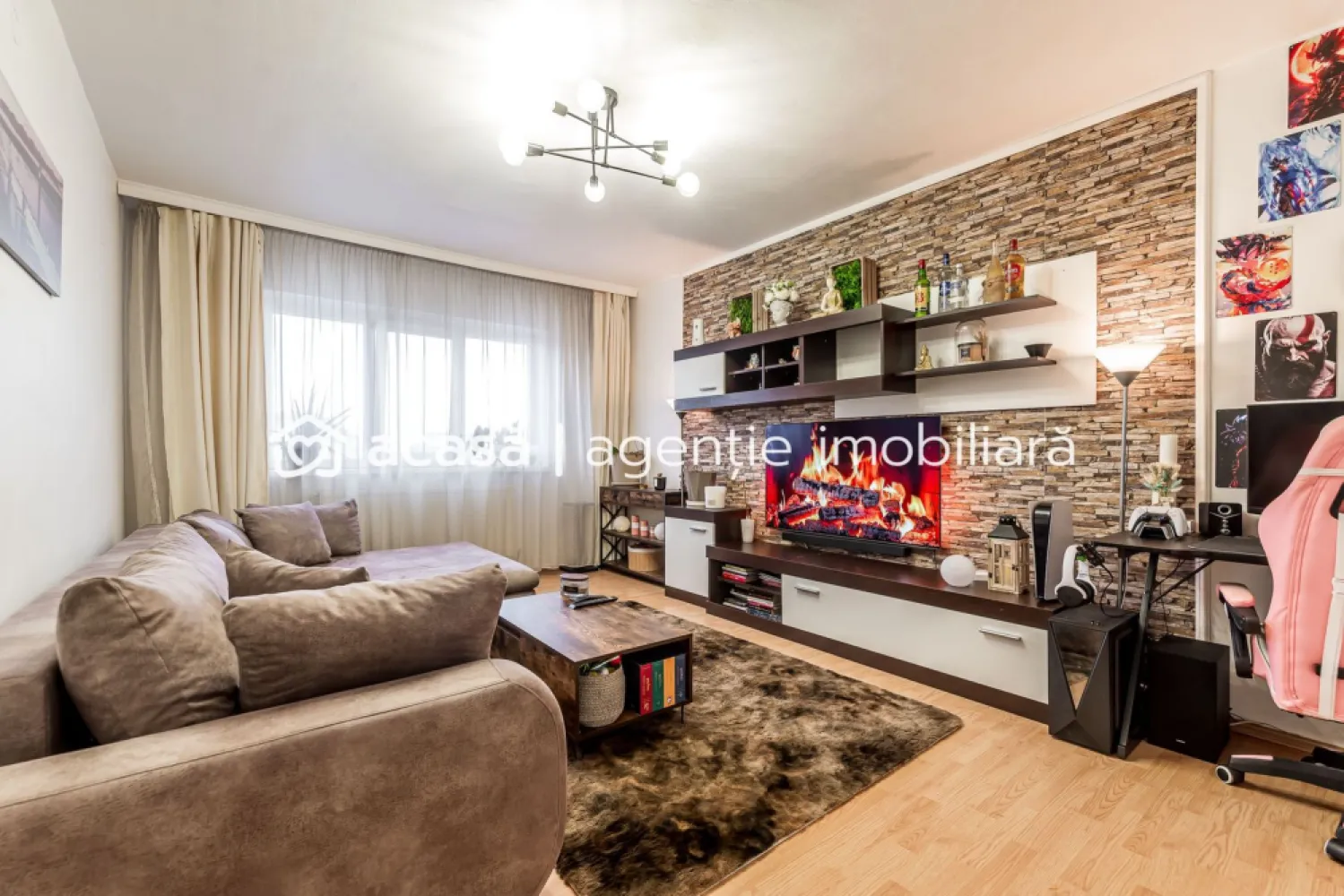 Apartament 3 camere Malul Muresului Alfa - COMISION 0 - De vânzare apartament cu 3 camere decomandat, situat într-o zonă foarte căutată a orașului Arad – Malul Mureșului, cartier Alfa, ideal pentru o familie cu copil, datorită zonei, având spații verzi si malul la ieșirea din bloc.
Imobilul este amplasat la etajul 3 din 4 și are o suprafață construită de 87 mp, conform CF.

Apartamentul este total decomandat și este alcătuit din:
- sufragerie
- 2 dormitoare
- bucătărie + balcon
- Baie + WC serviciu
- hol spațios cu zonă de dressing

Dotări și avantaje:
- centrală termică pe gaz
- aparat de aer condiționat
- geamuri termopan
- loc de parcare
- se vinde în mare parte mobilat și utilat, gata de mutare

Zona oferă acces rapid la Malul Mureșului, spații verzi, magazine și mijloace de transport.
📞 Pentru mai multe detalii, dar și pentru a programa o vizionare, sunați la: 0755 274 519 – Daniel Hord - Consultant imobiliar

Nu dispui de toată suma? Te ajutăm noi gratuit! Îți obținem oferte de la 16 bănci
Ai o proprietate de vânzare în Arad și vrei să știi cât valorează cu adevărat?
Sună-mă pentru o evaluare GRATUITĂ!

Birou: ACASĂ | Agenție imobiliară Arad
Adresă: Bulevardul Decebal 2, Arad 310133