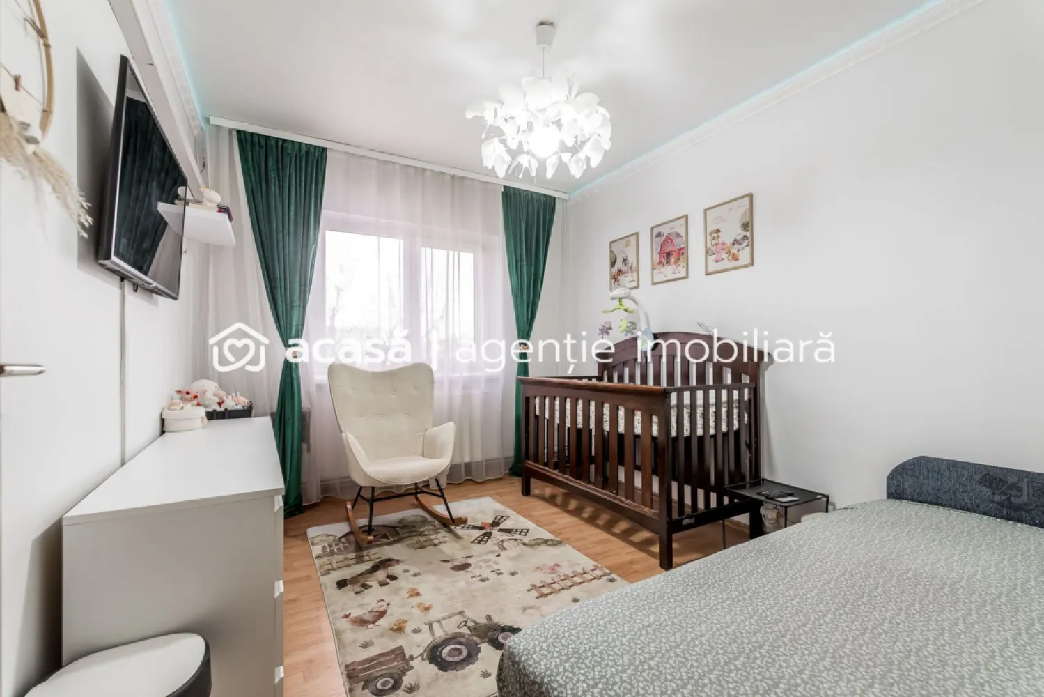 Apartament 3 camere Malul Muresului Alfa - COMISION 0 - De vânzare apartament cu 3 camere decomandat, situat într-o zonă foarte căutată a orașului Arad – Malul Mureșului, cartier Alfa, ideal pentru o familie cu copil, datorită zonei, având spații verzi si malul la ieșirea din bloc.
Imobilul este amplasat la etajul 3 din 4 și are o suprafață construită de 87 mp, conform CF.

Apartamentul este total decomandat și este alcătuit din:
- sufragerie
- 2 dormitoare
- bucătărie + balcon
- Baie + WC serviciu
- hol spațios cu zonă de dressing

Dotări și avantaje:
- centrală termică pe gaz
- aparat de aer condiționat
- geamuri termopan
- loc de parcare
- se vinde în mare parte mobilat și utilat, gata de mutare

Zona oferă acces rapid la Malul Mureșului, spații verzi, magazine și mijloace de transport.
📞 Pentru mai multe detalii, dar și pentru a programa o vizionare, sunați la: 0755 274 519 – Daniel Hord - Consultant imobiliar

Nu dispui de toată suma? Te ajutăm noi gratuit! Îți obținem oferte de la 16 bănci
Ai o proprietate de vânzare în Arad și vrei să știi cât valorează cu adevărat?
Sună-mă pentru o evaluare GRATUITĂ!

Birou: ACASĂ | Agenție imobiliară Arad
Adresă: Bulevardul Decebal 2, Arad 310133