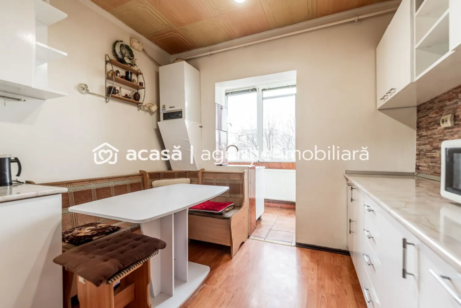 Apartament 3 camere Malul Muresului Alfa - COMISION 0 - De vânzare apartament cu 3 camere decomandat, situat într-o zonă foarte căutată a orașului Arad – Malul Mureșului, cartier Alfa, ideal pentru o familie cu copil, datorită zonei, având spații verzi si malul la ieșirea din bloc.
Imobilul este amplasat la etajul 3 din 4 și are o suprafață construită de 87 mp, conform CF.

Apartamentul este total decomandat și este alcătuit din:
- sufragerie
- 2 dormitoare
- bucătărie + balcon
- Baie + WC serviciu
- hol spațios cu zonă de dressing

Dotări și avantaje:
- centrală termică pe gaz
- aparat de aer condiționat
- geamuri termopan
- loc de parcare
- se vinde în mare parte mobilat și utilat, gata de mutare

Zona oferă acces rapid la Malul Mureșului, spații verzi, magazine și mijloace de transport.
📞 Pentru mai multe detalii, dar și pentru a programa o vizionare, sunați la: 0755 274 519 – Daniel Hord - Consultant imobiliar

Nu dispui de toată suma? Te ajutăm noi gratuit! Îți obținem oferte de la 16 bănci
Ai o proprietate de vânzare în Arad și vrei să știi cât valorează cu adevărat?
Sună-mă pentru o evaluare GRATUITĂ!

Birou: ACASĂ | Agenție imobiliară Arad
Adresă: Bulevardul Decebal 2, Arad 310133