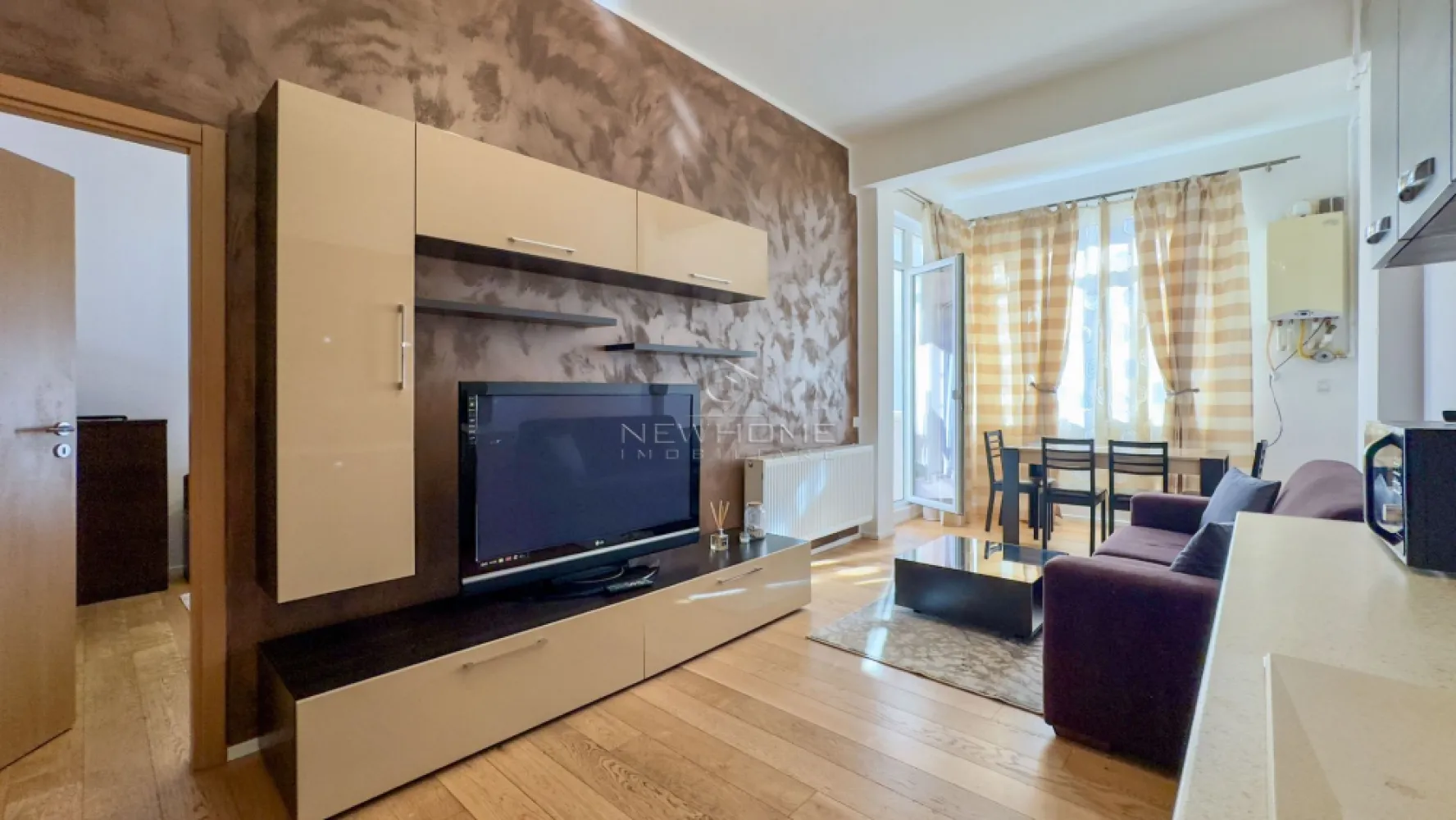 Apartament 2 camere, 55mp, zona Centru Str Traian - NewHome Imobiliare ofera in EXCLUSIVITATE spre inchiriere un apartament modern cu 2 camere semidecomandate, dispune de suprafata utila de 55 mp + 5 mp balcon. Situat la parterulunui unui imobil NOU cu 5 etaje (complexul Traian Residence) construit in anul 2018. Apartamentul este compus din: hol, living open-space impreuna cu bucataria, dormitor, balcon, baie. Pentru confortul Dvs. apartamentul se inchiriaza complet mobilat si utilat, dotat cu, centrala termica propri. Avand in vedere poziția si avantajele zonei este una de mare interes, in apropiere ceentru, mijloace de transport, magazine, farmacii, bănci, etc. Pentru mai multe informatii sau pentru a programa o vizionare contactați-ne cu încredere.