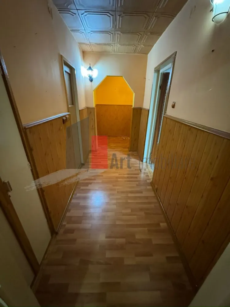 APARTAMENT 2 CAMERE MARGEANULUI - Va prezentam spre vanzare un apartament de 2 camere decomandat situat
 in zona Margeanului la etajul 4 din 8.
 Apartamentul in suprafata de 51mp, are living, dormitor , bucatarie, baie 2 balcoane.
 Comfortul termic este asigurat de la sistemul centralizat de termoficare. 
 Apartamentul trebuie renovat.
 Pentru alte imformatii sau vizionare va rugam sunati la 0722 371 033.
