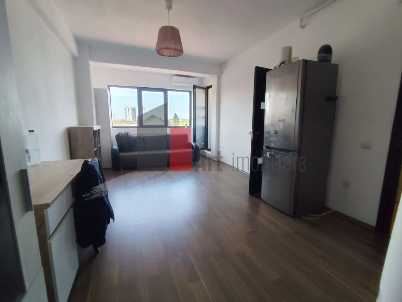 0% Comision, Apartament de vanzare 2 camere, et 3/3, Bucurestii Noi - Comision 0% | Apartament 2 camere de vânzare | Etaj 3/3 | Pod depozitare | Bucureștii Noi

Se oferă spre vânzare un apartament cu 2 camere, semidecomandat, cu o suprafață de 50 mp, situat la etajul 3 al unui imobil construit în anul 2013. Locuința se vinde fără comision pentru cumpărător, este complet mobilată și utilată, fiind pregătită pentru mutare imediată.

Compartimentare

Living primitor și luminos
Dormitor spațios
Bucătărie complet echipată
Hol de acces și baie
Balcon închis pentru confort termic

Dotări și facilități

Centrală termică proprie
Sistem de aer condiționat
Acces la pod pentru depozitare suplimentară
Complet utilat și mobilat modern
Imobil construit recent (2013)

Transport

Stația de metrou Laminorului în apropiere ( 10 minute de mers pe jos )
Linii STB: 95, 476 și 112 în proximitate ( 5 minute de mers pe jos )
Acces rapid către arterele principale ale zonei de Nord

Localizare și puncte de interes

Zona Bucureștii Noi, locație liniștită
Etajul 3 din 3 (fără vecini deasupra)
Acces facil către parcuri și zone verzi
Proximitate față de piețe, supermarketuri și școli

Parcare

Loc de parcare la liber în zona imobilului
Acces facil pentru vizitatori

Alte informații

Comision 0% la achiziție
Acte pregătite pentru vânzare
Eficiență energetică ridicată
Ideal pentru locuință personală sau investiție

Pentru tranzactii cu fonduri proprii pretul se negociaza ferm.

Pentru mai multe detalii sau pentru programarea unei vizionări, vă stăm la dispoziție.