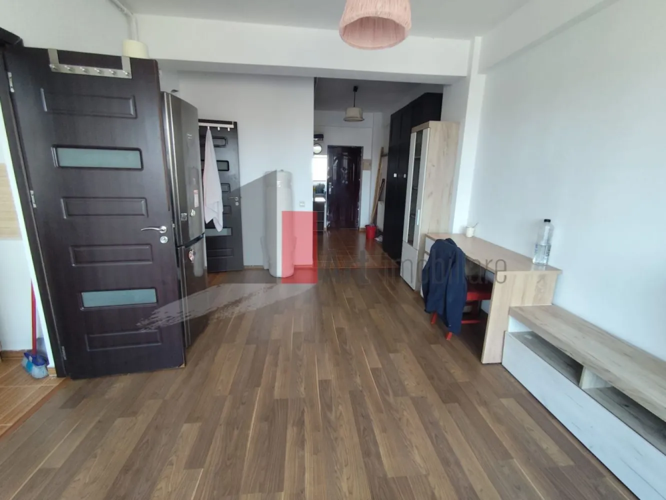 0% Comision, Apartament de vanzare 2 camere, et 3/3, Bucurestii Noi - Comision 0% | Apartament 2 camere de vânzare | Etaj 3/3 | Pod depozitare | Bucureștii Noi

Se oferă spre vânzare un apartament cu 2 camere, semidecomandat, cu o suprafață de 50 mp, situat la etajul 3 al unui imobil construit în anul 2013. Locuința se vinde fără comision pentru cumpărător, este complet mobilată și utilată, fiind pregătită pentru mutare imediată.

Compartimentare

Living primitor și luminos
Dormitor spațios
Bucătărie complet echipată
Hol de acces și baie
Balcon închis pentru confort termic

Dotări și facilități

Centrală termică proprie
Sistem de aer condiționat
Acces la pod pentru depozitare suplimentară
Complet utilat și mobilat modern
Imobil construit recent (2013)

Transport

Stația de metrou Laminorului în apropiere ( 10 minute de mers pe jos )
Linii STB: 95, 476 și 112 în proximitate ( 5 minute de mers pe jos )
Acces rapid către arterele principale ale zonei de Nord

Localizare și puncte de interes

Zona Bucureștii Noi, locație liniștită
Etajul 3 din 3 (fără vecini deasupra)
Acces facil către parcuri și zone verzi
Proximitate față de piețe, supermarketuri și școli

Parcare

Loc de parcare la liber în zona imobilului
Acces facil pentru vizitatori

Alte informații

Comision 0% la achiziție
Acte pregătite pentru vânzare
Eficiență energetică ridicată
Ideal pentru locuință personală sau investiție

Pentru tranzactii cu fonduri proprii pretul se negociaza ferm.

Pentru mai multe detalii sau pentru programarea unei vizionări, vă stăm la dispoziție.