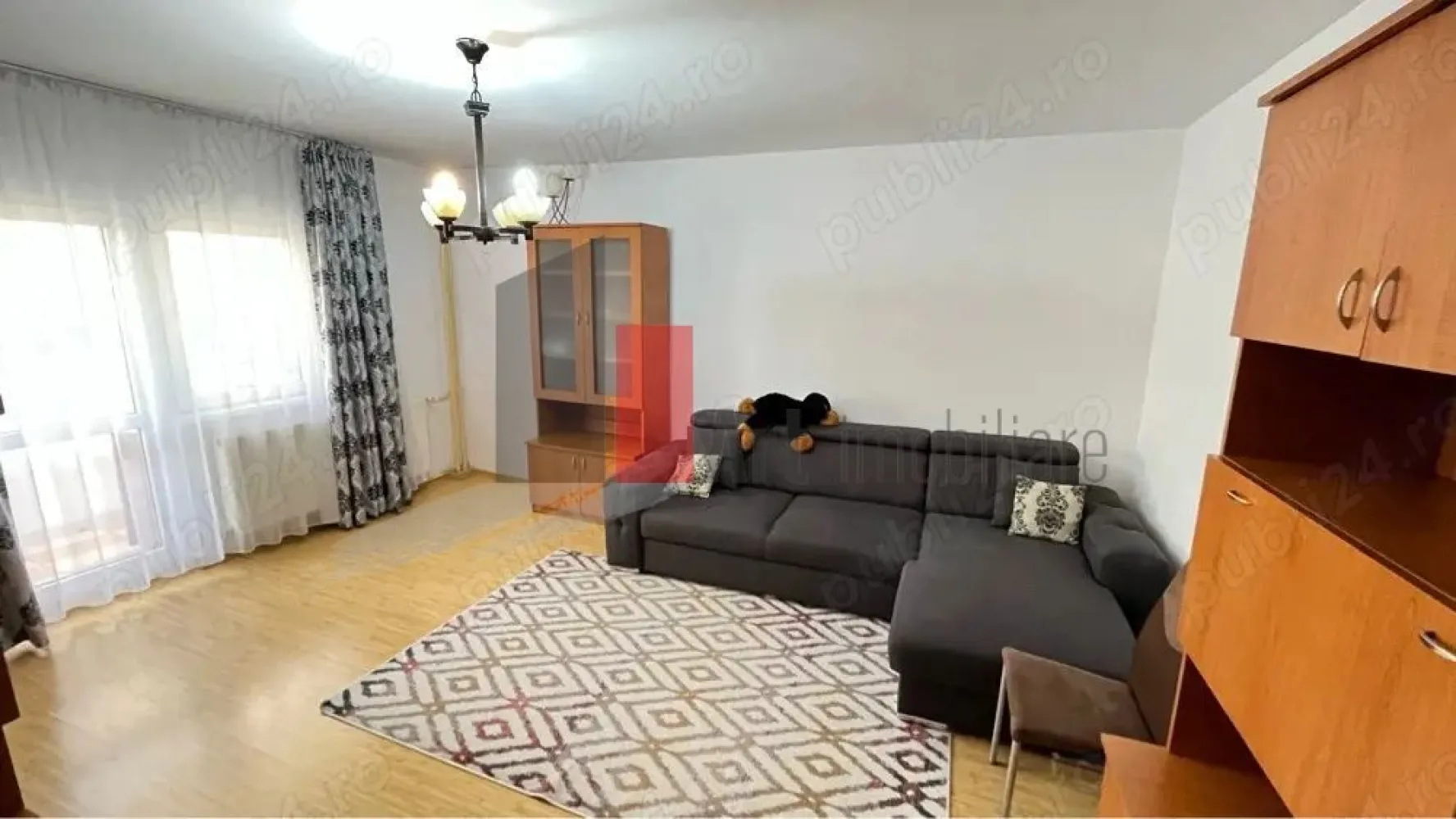 APARTAMENT 2 CAMERE SEBASTIAN - Va prezentam spre vanzare un apartament de 2 camere decomandat situat in zona Sebastian
 in suprafata de totala de 62mp impreuna cu balconul , la etul 2 din 8.
 Un living spatios, un dormitor luminos, bucatarie inchisa, baie si multe spatii de depozitare.
 Comfortul termic se realizeaza in sistem centralizat, prin punct local de distributie , reteaua 
 fiind modernizata in 2025
 Pentru mai multe imformatii sau vizuionare sunati la 0722 371 033.