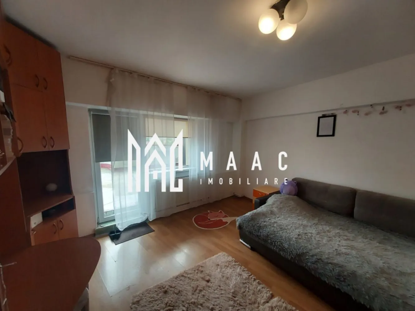 Garsoniera 37MPU | Etaj 2 | Terasa 29MP | Soseaua Alba Iulia - MAAC Imobiliare vă propune spre vânzare o garsonieră decomandată, situată la etajul 2 al unui imobil modern cu lift, în zona centrală Turnișor – Alba Iulia, o locație apreciată pentru accesibilitate și facilități.

Proprietatea are o suprafață utilă de 37 mp și beneficiază de o terasă generoasă de 29 mp, un avantaj rar care oferă un spațiu ideal pentru relaxare. Garsoniera este orientată favorabil, având expunere permanentă la soare, ceea ce asigură lumină naturală pe tot parcursul zilei.

Compartimentarea este decomandată și practică, locuința fiind potrivită atât pentru locuire personală, cât și pentru investiție în închiriere.

Caracteristici principale

Suprafață utilă: 37 mp

Terasă: 29 mp

Etaj: 2

Bloc dotat cu lift

Compartimentare decomandată

Baie cu geam pentru aerisire naturală

Apartament luminos, bine poziționat

Avantaje

Zonă centrală Turnișor – Alba Iulia

Terasă mare, ideală pentru amenajare zonă de relaxare

Expunere foarte bună la soare

În imediata apropiere: market, bancă, farmacie și magazine

Potrivită pentru locuit sau investiție

Pentru mai multe detalii și programarea unei vizionări, vă rugăm să ne contactați menționând ID: CP2950068