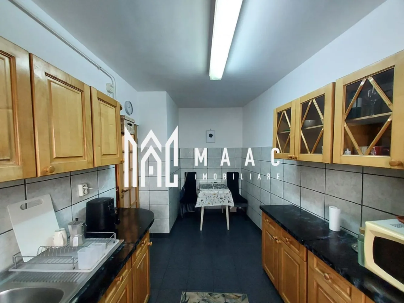 Garsoniera 37MPU | Etaj 2 | Terasa 29MP | Soseaua Alba Iulia - MAAC Imobiliare vă propune spre vânzare o garsonieră decomandată, situată la etajul 2 al unui imobil modern cu lift, în zona centrală Turnișor – Alba Iulia, o locație apreciată pentru accesibilitate și facilități.

Proprietatea are o suprafață utilă de 37 mp și beneficiază de o terasă generoasă de 29 mp, un avantaj rar care oferă un spațiu ideal pentru relaxare. Garsoniera este orientată favorabil, având expunere permanentă la soare, ceea ce asigură lumină naturală pe tot parcursul zilei.

Compartimentarea este decomandată și practică, locuința fiind potrivită atât pentru locuire personală, cât și pentru investiție în închiriere.

Caracteristici principale

Suprafață utilă: 37 mp

Terasă: 29 mp

Etaj: 2

Bloc dotat cu lift

Compartimentare decomandată

Baie cu geam pentru aerisire naturală

Apartament luminos, bine poziționat

Avantaje

Zonă centrală Turnișor – Alba Iulia

Terasă mare, ideală pentru amenajare zonă de relaxare

Expunere foarte bună la soare

În imediata apropiere: market, bancă, farmacie și magazine

Potrivită pentru locuit sau investiție

Pentru mai multe detalii și programarea unei vizionări, vă rugăm să ne contactați menționând ID: CP2950068