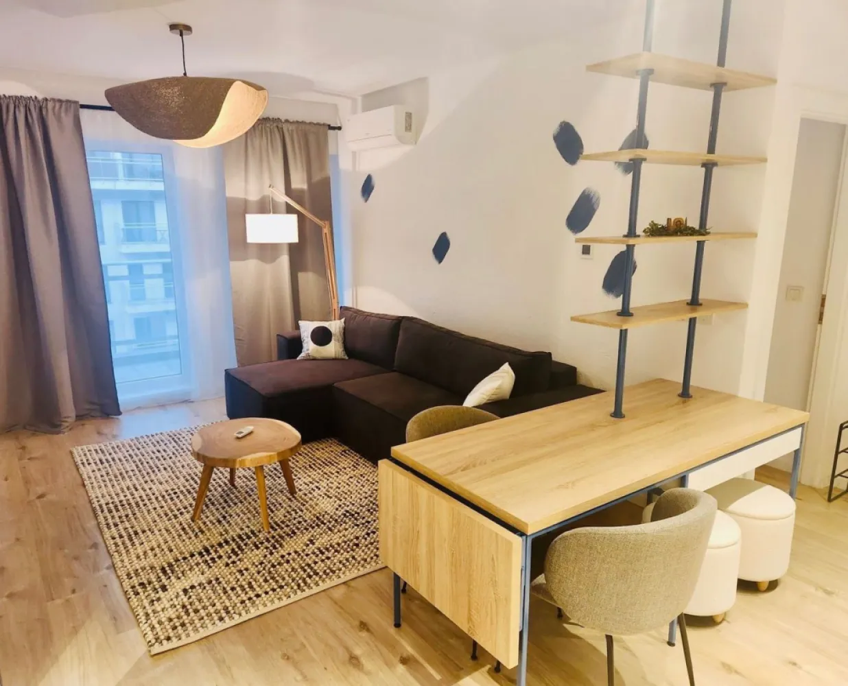 Apartament 2 camere Belvedere Residence-Aviatiei-Metrou Pipera Parcare - Direct proprietar, ofer spre inchiriere apartament cu 2 camere in zona Fabrica de glucoza/Aviatiei -complex Belvedere Residence.
Apartamentul se afla in blocul 5, la etajul 9 din 11, are o suprafata de 45 mp si beneficiaza si de parcare subterana generoasa la nivel -1, inclusa in pret.
Dotari: centrala termica proprie, incalzire in pardoseala, aer conditionat inverter in sufragerie si dormitor, electrocasnice (masina de spalat vase si masina de spalat rufe, cuptor electric, plita , hota, frigider), televizor led. Mobilier funcțional ce include multiple spații de depozitare și un birou retractabil în camera de zi. 
Totul este nou, apartamentul fiind la PRIMA INCHIRIERE

In proximitate gasiti:
statie metrou pipera la fix 400metri distanta (blocul 5 este cel mai aproape de metrou), Kaufland, Mega image, sali de fitness, cafenele, restaurante, mall Promenada, farmacii, etc. 
Pret chirie : 700 euro luna
Garantie : 700 euro