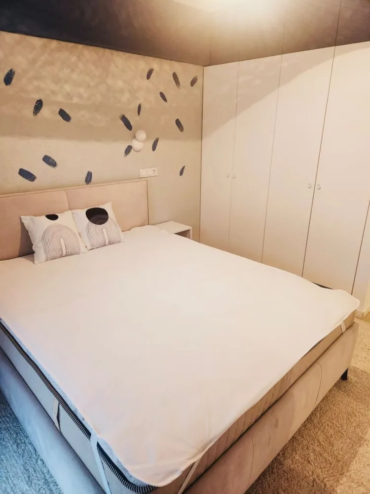 Apartament 2 camere Belvedere Residence-Aviatiei-Metrou Pipera Parcare - Direct proprietar, ofer spre inchiriere apartament cu 2 camere in zona Fabrica de glucoza/Aviatiei -complex Belvedere Residence.
Apartamentul se afla in blocul 5, la etajul 9 din 11, are o suprafata de 45 mp si beneficiaza si de parcare subterana generoasa la nivel -1, inclusa in pret.
Dotari: centrala termica proprie, incalzire in pardoseala, aer conditionat inverter in sufragerie si dormitor, electrocasnice (masina de spalat vase si masina de spalat rufe, cuptor electric, plita , hota, frigider), televizor led. Mobilier funcțional ce include multiple spații de depozitare și un birou retractabil în camera de zi. 
Totul este nou, apartamentul fiind la PRIMA INCHIRIERE

In proximitate gasiti:
statie metrou pipera la fix 400metri distanta (blocul 5 este cel mai aproape de metrou), Kaufland, Mega image, sali de fitness, cafenele, restaurante, mall Promenada, farmacii, etc. 
Pret chirie : 700 euro luna
Garantie : 700 euro
