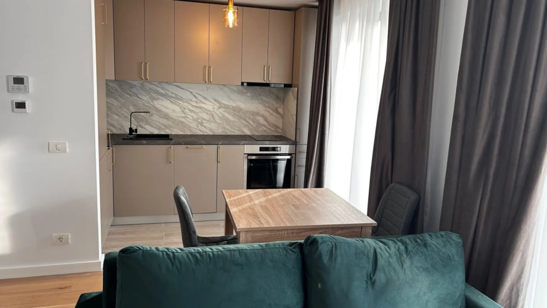 Studio dublu, Casa Presei, parcare subterană inclus, propietar - Propietar, studio / 2 camere, zona Casa Presei-Intrarea Straulesti, bloc din 2023.
 Se inchiriaza impreuna cu un loc de parcare subteran inclus in pret. 
 Studioul este situat pe Intrarea Straulesti intr-un complex rezidential nou si modern. Proprietatea dispune de incalzire in pardoseala, aer conditionat in fiecare camera. Suprafata: 38 mp interior + Balcon 10mp. 
Bucătărie complet echipata: -Plita si cuptor -Hota -Masina de spalat vase -Frigider incorporat 
Living spatios si modern amenajat: -Canapea -Comoda TV -Masa extensibila, 2 scaune -Smart TV -Aspirator -Spatii de depozitare 
Dormitor: -Pat 160+200 rabatabil -Dresing -Noptiere Baie: -Masina de spalat - paravan cada Hol: -Spatiu de depozitare 

 Parcare subterana
 1 garanție plus 1 chirie. 

 Localizare: Intrarea Straulesti. Imprejurimi: Parc Herăstrău, Bulevardul Poligrafiei,Casa Presei, Lidle, Kaufland