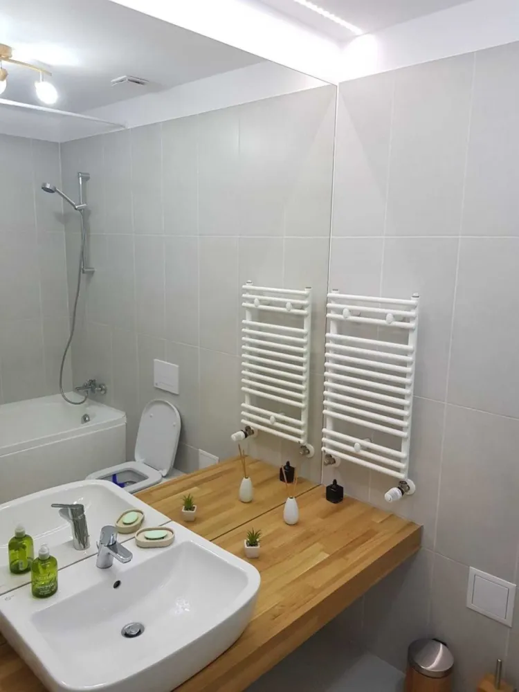 inchiriez 2 camere Pantelimon Delfinului, Mega Mall, Citta Residence - Direct proprietar, inchiriez apartament de 2 camere în suprafață de 62 mp, situat in Citta Residential Park Bucuresti, la pretul de 550 euro/luna.
Apartamentul este mobilat și utilat astfel încât să definească noțiunea de ACASĂ. Dispune de un living spațios, dormitor cu pat matrimonial și dressing încăpător, încalzire în pardosealală, centrala Viessman 24KW, AC, iar balconul este dispus spre interiorul ansamblului, cu vedere la spatiul verde amenajat. 
Salteaua patului este noua, neutilizata . Apartamentul mai dispune si de o masa pentru 6 persoane pentru living.
Apartamentul este situat la etajul 4/11, într-un imobil construit în anul 2017, având 8 apartamente pe palier, 2 lifturi Schindler (care deservesc inclusiv parcarea subterană) și buncăr.
Complexul Citta Residence dispune de un sistem de securitate cu supraveghere video și monitorizare 24/24h, precum și de personal de pază, care limiteaza accesul persoanelor neautorizate în incintă. În interiorul compexului sunt amenajate mai multe locuri de joacă pentru copii, iar copacii și plantele ornamentale conferă un ambient foarte plăcut. Citta Residential Park este foarte convenabil poziționat în raport cu transportul in comun (linii de autobuze, tramvaie, precum și stația de metrou Costin Georgian, dar si cu numeroase magazine alimentare, farmacii, Mega Mall, piața Delfinului, unitati de invatamant, parcurile Național, Florilor și Morarilor, numeroase centre sportive etc.
La semnarea contractului se percepe chiria pe o lună în avans și o garanție egală cu valoarea unei luni de chirie.
Exista posibilitatea inchirierii si a unui loc de parcare, in parcarea subterană a ansamblului. 
Apartamentul este disponibil imediat și poate fi vizionat. Pentru mai multe informații/vizionare, vă rog să mă contactaţi telefonic. Nu trimiteti mesaje pe OLX pentru ca nu le citesc.