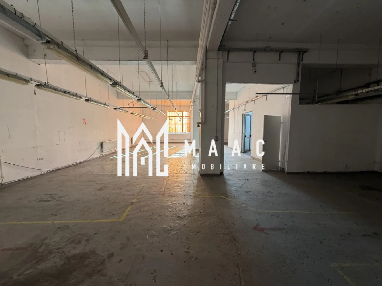 Spatiu comercial | Birouri | Industrial | Piata Cluj - MAAC Imobiliare vă prezintă spre închiriere un spațiu comercial situat într-o vilă de 3 etaje în zona Piața Cluj. Caracteristici: Suprafață utilă: 300 mp pe fiecare nivel, total 3 etaje A funcționat anterior ca spațiu de producție Ultimul nivel poate fi amenajat pentru birouri Posibilitate de amenajare flexibilă, adaptabil pentru mai multe funcțiuni Dotări și beneficii: Acces auto și parcare privată Încălzire prin calorifere Spațiu generos care permite diverse configurări Condiții de închiriere: Prețul afișat este pentru un etaj La cerere se poate închiria întreaga clădire. Pretul afisat este +TVA. Pentru mai multe detalii precizati telefonic ca ati vazut anuntul cu ID: CP2862430 }}