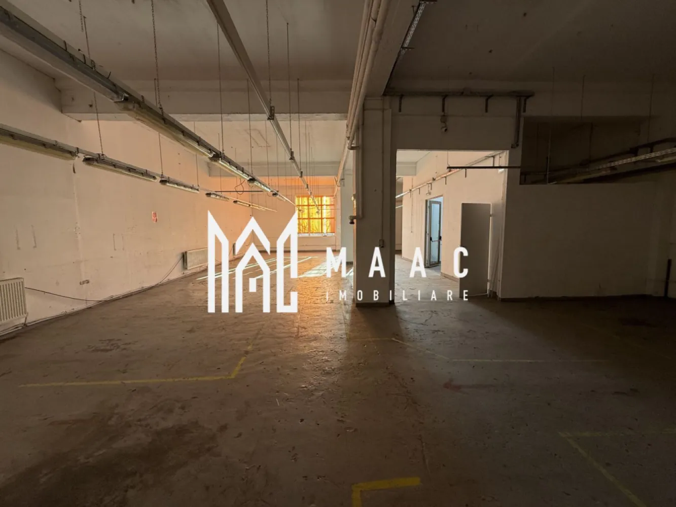 Spatiu comercial | Birouri | Industrial | Piata Cluj - MAAC Imobiliare vă prezintă spre închiriere un spațiu comercial situat într-o vilă de 3 etaje în zona Piața Cluj. Caracteristici: Suprafață utilă: 300 mp pe fiecare nivel, total 3 etaje A funcționat anterior ca spațiu de producție Ultimul nivel poate fi amenajat pentru birouri Posibilitate de amenajare flexibilă, adaptabil pentru mai multe funcțiuni Dotări și beneficii: Acces auto și parcare privată Încălzire prin calorifere Spațiu generos care permite diverse configurări Condiții de închiriere: Prețul afișat este pentru un etaj La cerere se poate închiria întreaga clădire. Pretul afisat este +TVA. Pentru mai multe detalii precizati telefonic ca ati vazut anuntul cu ID: CP2862430 }}