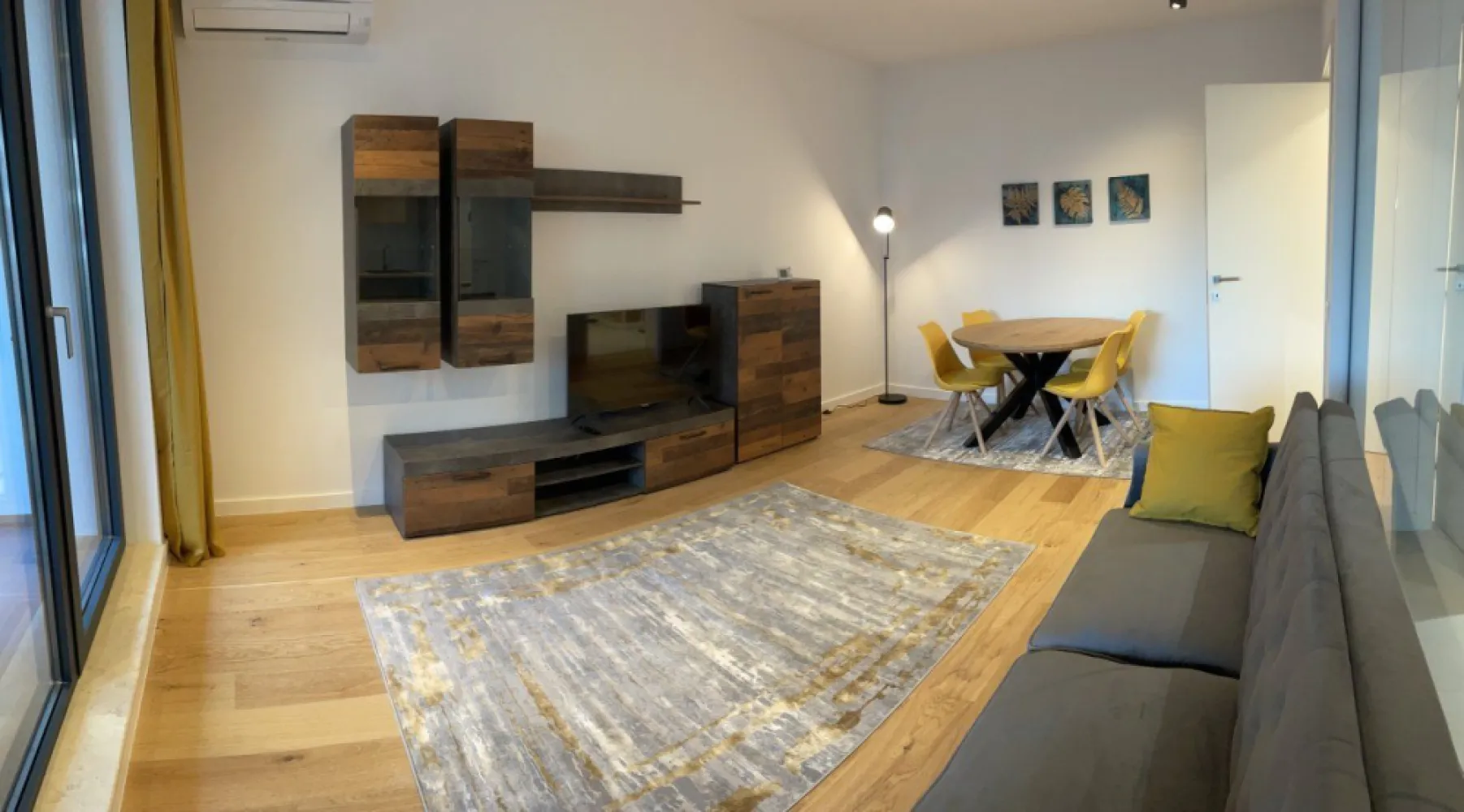 Apartament 2 Camere Nusco City - Proprietar - De inchiriat apartament cu 2 camere si loc de parcare suprateran in complexul Nusco City, ( Soseaua Pipera 48A) in imediata apropiere a Promenada Mall. Complexul beneficiaza de multiple facilitati, printre care peste 5000mp de spatii verzi in prima faza, urmand a fi inaugurat un parc de 30000 mp in faza urmatoare, paza, locuri de parcare pentru vizitatori, acces facil la mijloace de transport in comun (inclusiv statiile de metrou Aurel Vlaicu si Pipera), gradinite, scoli, locuri de joaca pentru copii, centre de business (Oregon Park), restaurante, cafenele, magazine, etc.

Apartamentul este NOU, complet mobilat si utilat, cu o superba vedere spre gradina interioara din fiecare camera si de pe terasa generoasa.

Este dotat cu toata aparatura moderna necesara unei mutari imediate: centrala proprie si incalzire in pardoseala, aer conditionat multi-split (living si in dormitor), Smart TV, combina frigorifica, masina de spalat vase, masina de spalat rufe, plita electrica, hota, cuptor.

Finisaje de cea mai buna calitate: tamplarie exterioara cu profile din aluminiu SCHUCO AvantTech, parchet triplu-stratificat Haro - Germania, placi ceramice gresie portelanata 60x60cm Pocelanosa Spania, gresie portelanata rectificata 60x120cm Cristacer, obiecte sanitare Ideal Standard, usa intrare apartament blindata cu structura metalica Italia, usi interioare cu balamale ascunse Pinum , centrala Viessmann, aparat de aer conditionat multisplit Mitsubishi.