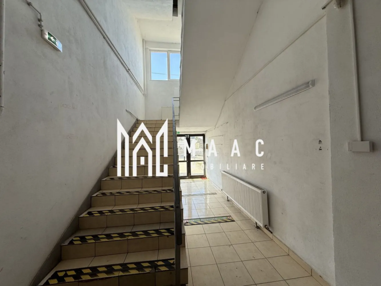 Spatiu comercial | Birouri | Industrial | Piata Cluj - MAAC Imobiliare vă prezintă spre închiriere un spațiu comercial situat într-o vilă de 3 etaje în zona Piața Cluj. Caracteristici: Suprafață utilă: 300 mp pe fiecare nivel, total 3 etaje A funcționat anterior ca spațiu de producție Ultimul nivel poate fi amenajat pentru birouri Posibilitate de amenajare flexibilă, adaptabil pentru mai multe funcțiuni Dotări și beneficii: Acces auto și parcare privată Încălzire prin calorifere Spațiu generos care permite diverse configurări Condiții de închiriere: Prețul afișat este pentru un etaj La cerere se poate închiria întreaga clădire. Pretul afisat este +TVA. Pentru mai multe detalii precizati telefonic ca ati vazut anuntul cu ID: CP2862430 }}