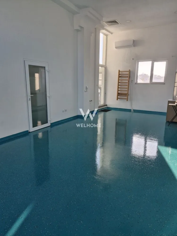 Inchiere spatiu kinetoterapie, recuperare, Clinica Medicala Sibiu - Vă oferim spre închiriere un spațiu amplu și luminos, situat într-o clinică medicală modernă, construcție nouă, ideal pentru desfășurarea activităților de kinetoterapie, fizioterapie, gimnastică medicală, precum și pentru recuperare funcțională, reeducare posturală, pilates terapeutic, yoga medicală, antrenamente de prevenție și recuperare post-traumatică sau alte activități complementare din sfera sănătății și wellness-ului medical. Sala este concepută pentru a permite o organizare flexibilă, adaptabilă atât sesiunilor individuale, cât și celor de grup. Spațiul beneficiază de grup sanitar propriu, oferind autonomie și confort atât terapeuților, cât și pacienților. Confortul termic este asigurat prin încălzire în pardoseală, contribuind la un ambient plăcut și constant pe tot parcursul anului. Clădirea este construcție nouă, realizată în conformitate cu toate normele și standardele în vigoare pentru desfășurarea activităților medicale și conexe. Clinica deține toate avizele și autorizațiile necesare, asigurând un cadru legal și sigur pentru desfășurarea activității. Spațiul este amplasat într-o zonă accesibilă și bine conectată, cu acces facil la artere principale și mijloace de transport în comun. În proximitate se află farmacii, spații comerciale, bănci și alte servicii utile, iar zona oferă posibilități de parcare pentru pacienți și personal. Această sală reprezintă o soluție ideală pentru kinetoterapeuți, fizioterapeuți, instructori de recuperare medicală sau alți specialiști care doresc să își desfășoare activitatea într-un spațiu modern, generos, bine poziționat și pregătit pentru activități de recuperare și mișcare terapeutică. Pentru informații suplimentare și programarea unei vizionări, vă stăm la dispoziție. Pret 1000 euro/luna Telefon: 0740066818, Cristina }}