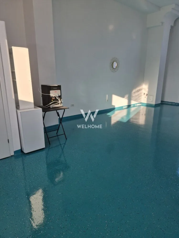 Inchiere spatiu kinetoterapie, recuperare, Clinica Medicala Sibiu - Vă oferim spre închiriere un spațiu amplu și luminos, situat într-o clinică medicală modernă, construcție nouă, ideal pentru desfășurarea activităților de kinetoterapie, fizioterapie, gimnastică medicală, precum și pentru recuperare funcțională, reeducare posturală, pilates terapeutic, yoga medicală, antrenamente de prevenție și recuperare post-traumatică sau alte activități complementare din sfera sănătății și wellness-ului medical. Sala este concepută pentru a permite o organizare flexibilă, adaptabilă atât sesiunilor individuale, cât și celor de grup. Spațiul beneficiază de grup sanitar propriu, oferind autonomie și confort atât terapeuților, cât și pacienților. Confortul termic este asigurat prin încălzire în pardoseală, contribuind la un ambient plăcut și constant pe tot parcursul anului. Clădirea este construcție nouă, realizată în conformitate cu toate normele și standardele în vigoare pentru desfășurarea activităților medicale și conexe. Clinica deține toate avizele și autorizațiile necesare, asigurând un cadru legal și sigur pentru desfășurarea activității. Spațiul este amplasat într-o zonă accesibilă și bine conectată, cu acces facil la artere principale și mijloace de transport în comun. În proximitate se află farmacii, spații comerciale, bănci și alte servicii utile, iar zona oferă posibilități de parcare pentru pacienți și personal. Această sală reprezintă o soluție ideală pentru kinetoterapeuți, fizioterapeuți, instructori de recuperare medicală sau alți specialiști care doresc să își desfășoare activitatea într-un spațiu modern, generos, bine poziționat și pregătit pentru activități de recuperare și mișcare terapeutică. Pentru informații suplimentare și programarea unei vizionări, vă stăm la dispoziție. Pret 1000 euro/luna Telefon: 0740066818, Cristina }}