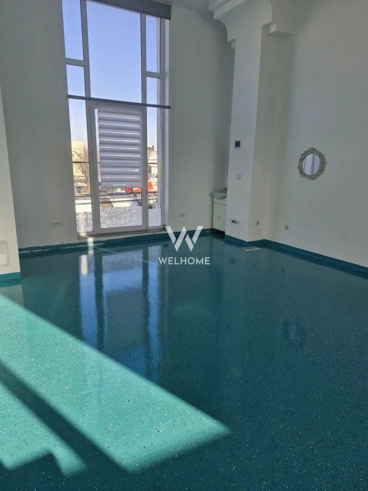 Inchiere spatiu kinetoterapie, recuperare, Clinica Medicala Sibiu - Vă oferim spre închiriere un spațiu amplu și luminos, situat într-o clinică medicală modernă, construcție nouă, ideal pentru desfășurarea activităților de kinetoterapie, fizioterapie, gimnastică medicală, precum și pentru recuperare funcțională, reeducare posturală, pilates terapeutic, yoga medicală, antrenamente de prevenție și recuperare post-traumatică sau alte activități complementare din sfera sănătății și wellness-ului medical. Sala este concepută pentru a permite o organizare flexibilă, adaptabilă atât sesiunilor individuale, cât și celor de grup. Spațiul beneficiază de grup sanitar propriu, oferind autonomie și confort atât terapeuților, cât și pacienților. Confortul termic este asigurat prin încălzire în pardoseală, contribuind la un ambient plăcut și constant pe tot parcursul anului. Clădirea este construcție nouă, realizată în conformitate cu toate normele și standardele în vigoare pentru desfășurarea activităților medicale și conexe. Clinica deține toate avizele și autorizațiile necesare, asigurând un cadru legal și sigur pentru desfășurarea activității. Spațiul este amplasat într-o zonă accesibilă și bine conectată, cu acces facil la artere principale și mijloace de transport în comun. În proximitate se află farmacii, spații comerciale, bănci și alte servicii utile, iar zona oferă posibilități de parcare pentru pacienți și personal. Această sală reprezintă o soluție ideală pentru kinetoterapeuți, fizioterapeuți, instructori de recuperare medicală sau alți specialiști care doresc să își desfășoare activitatea într-un spațiu modern, generos, bine poziționat și pregătit pentru activități de recuperare și mișcare terapeutică. Pentru informații suplimentare și programarea unei vizionări, vă stăm la dispoziție. Pret 1000 euro/luna Telefon: 0740066818, Cristina }}