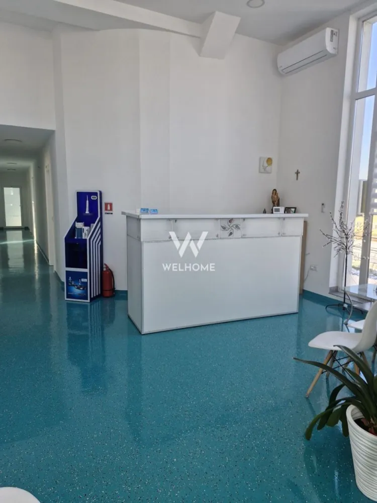 Inchiere spatiu kinetoterapie, recuperare, Clinica Medicala Sibiu - Vă oferim spre închiriere un spațiu amplu și luminos, situat într-o clinică medicală modernă, construcție nouă, ideal pentru desfășurarea activităților de kinetoterapie, fizioterapie, gimnastică medicală, precum și pentru recuperare funcțională, reeducare posturală, pilates terapeutic, yoga medicală, antrenamente de prevenție și recuperare post-traumatică sau alte activități complementare din sfera sănătății și wellness-ului medical. Sala este concepută pentru a permite o organizare flexibilă, adaptabilă atât sesiunilor individuale, cât și celor de grup. Spațiul beneficiază de grup sanitar propriu, oferind autonomie și confort atât terapeuților, cât și pacienților. Confortul termic este asigurat prin încălzire în pardoseală, contribuind la un ambient plăcut și constant pe tot parcursul anului. Clădirea este construcție nouă, realizată în conformitate cu toate normele și standardele în vigoare pentru desfășurarea activităților medicale și conexe. Clinica deține toate avizele și autorizațiile necesare, asigurând un cadru legal și sigur pentru desfășurarea activității. Spațiul este amplasat într-o zonă accesibilă și bine conectată, cu acces facil la artere principale și mijloace de transport în comun. În proximitate se află farmacii, spații comerciale, bănci și alte servicii utile, iar zona oferă posibilități de parcare pentru pacienți și personal. Această sală reprezintă o soluție ideală pentru kinetoterapeuți, fizioterapeuți, instructori de recuperare medicală sau alți specialiști care doresc să își desfășoare activitatea într-un spațiu modern, generos, bine poziționat și pregătit pentru activități de recuperare și mișcare terapeutică. Pentru informații suplimentare și programarea unei vizionări, vă stăm la dispoziție. Pret 1000 euro/luna Telefon: 0740066818, Cristina }}