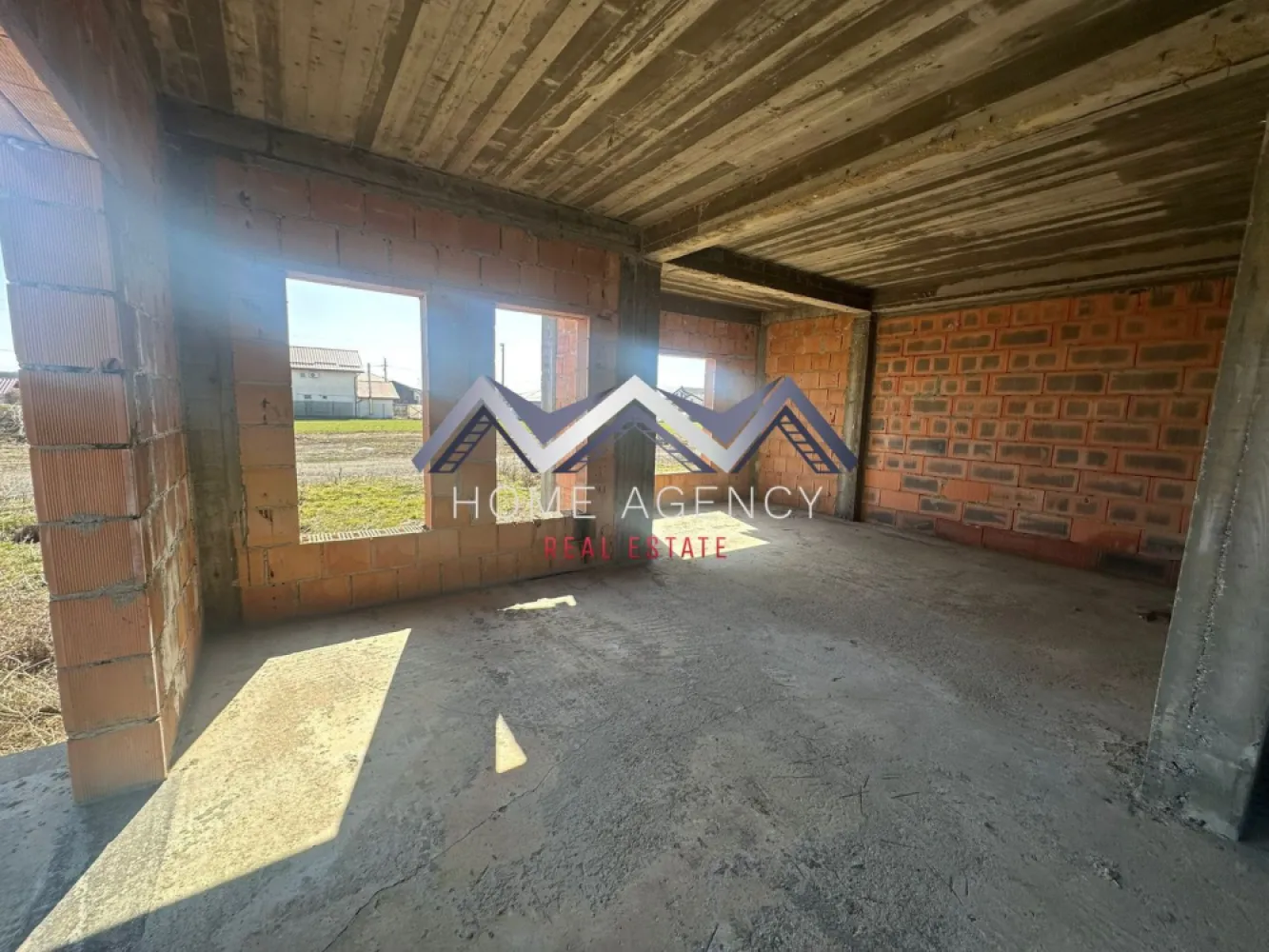 Casă pe parter | Balotești | ideal investiție - Vă propunem, spre vânzare, o casă individuală aflată în stadiul „la roșu”, situată într-o zonă foarte bună din Balotești, aproape de pădure, într-un cadru liniștit și aerisit, ideal pentru cei care își doresc confort, intimitate și acces rapid către București.

Proprietatea este construită pe parter și are o suprafață utilă de 118 mp, respectiv 144 mp construiți, fiind amplasată pe un teren de 400 mp, la care se adaugă cota din drumul de acces. Casa beneficiază de un proiect foarte bine gândit, cu spații generoase, luminoase și o compartimentare practică, potrivită atât pentru locuire, cât și pentru investiție.

Zona de zi este compusă dintr-un living spațios cu dining, cu acces direct către terasă, iar bucătăria este retrasă și poate fi închisă, având la rândul ei ieșire către terasă. Întregul spațiu a fost gândit pentru funcționalitate și confort.

Casa dispune de trei dormitoare, dintre care unul matrimonial, cu spațiu destinat pentru baie proprie și dressing. Celelalte două dormitoare sunt deservite de o baie comună, compartimentarea fiind echilibrată și eficientă pentru o familie.

Imobilul se vinde exclusiv în stadiul „la roșu”, viitorul proprietar urmând să se ocupe integral de finisaje și amenajare, în funcție de propriile preferințe și buget. Acest aspect oferă libertatea de a personaliza complet locuința, de la instalații și compartimentări finale până la alegerea materialelor și finisajelor dorite.

Poziționarea aproape de pădure reprezintă unul dintre marile avantaje ale proprietății, oferind liniște, aer curat și un cadru plăcut pentru locuit.

Disponibile și alte variante, inclusiv cu pereți finisați complet, mai puțin vopseaua lavabilă (preț diferit) sau "la gata" (preț diferit).

Programează acum o vizionare!