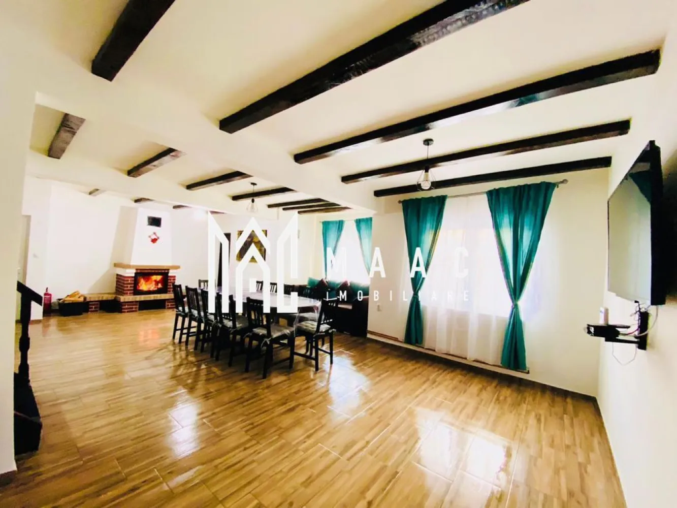 Casă de vacanță I Râu Sadului I Ieșire la râu - MMAC Imobiliare vă propune spre vânzare o casă de vacanță situată în localitatea Râu Sadului, la aproximativ 35 km de municipiul Sibiu, într-o zonă montană deosebit de liniștită, cu acces direct la râu. Imobilul are o suprafață utilă de 140 mp, fiind dispus pe două niveluri: parter și etaj, cu o compartimentare practică și funcțională. Parterul este compus dintr-un living generos, dotat cu șemineu pe lemne, bucătărie complet mobilată și utilată, două băi și terasă. Etajul cuprinde patru dormitoare, hol și terasă, oferind spațiu suficient pentru familie sau pentru activități turistice. Încălzirea imobilului este asigurată prin centrală electrică cu calorifere, suplimentată de șemineul pe lemne, pentru un plus de confort. Casa a fost construită în anul 2007 și renovată complet în 2022, beneficiind de: ferestre termopan izolație termică exterioară sistem de supraveghere video exterior Utilități disponibile: apă, curent electric, fosă septică. Un avantaj important îl reprezintă ieșirea directă la râu, aspect ce conferă proprietății un farmec aparte și un potențial excelent pentru relaxare sau investiție turistică. Imobilul se vinde complet mobilat și utilat, fiind gata pentru utilizare imediată. Pentru mai multe detalii și vizionări, precizati telefonic ca ati vazut anuntul cu ID:CP2875057 }}