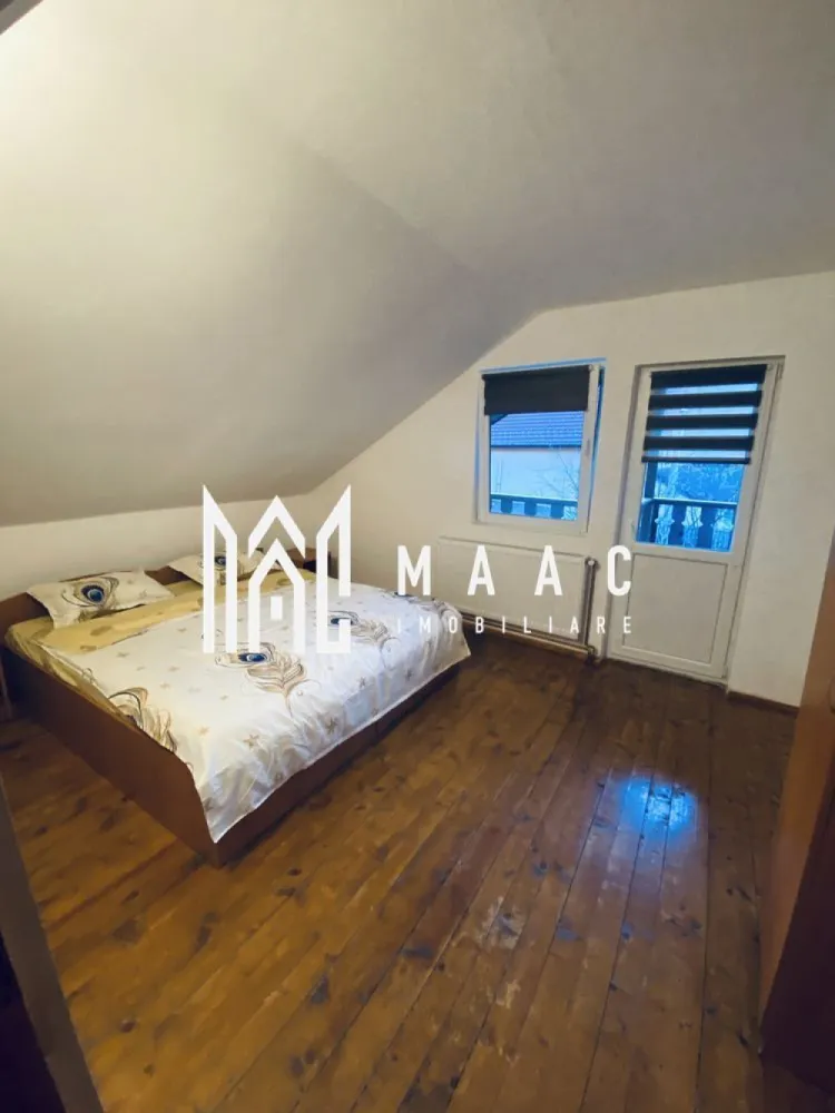 Casă de vacanță I Râu Sadului I Ieșire la râu - MMAC Imobiliare vă propune spre vânzare o casă de vacanță situată în localitatea Râu Sadului, la aproximativ 35 km de municipiul Sibiu, într-o zonă montană deosebit de liniștită, cu acces direct la râu. Imobilul are o suprafață utilă de 140 mp, fiind dispus pe două niveluri: parter și etaj, cu o compartimentare practică și funcțională. Parterul este compus dintr-un living generos, dotat cu șemineu pe lemne, bucătărie complet mobilată și utilată, două băi și terasă. Etajul cuprinde patru dormitoare, hol și terasă, oferind spațiu suficient pentru familie sau pentru activități turistice. Încălzirea imobilului este asigurată prin centrală electrică cu calorifere, suplimentată de șemineul pe lemne, pentru un plus de confort. Casa a fost construită în anul 2007 și renovată complet în 2022, beneficiind de: ferestre termopan izolație termică exterioară sistem de supraveghere video exterior Utilități disponibile: apă, curent electric, fosă septică. Un avantaj important îl reprezintă ieșirea directă la râu, aspect ce conferă proprietății un farmec aparte și un potențial excelent pentru relaxare sau investiție turistică. Imobilul se vinde complet mobilat și utilat, fiind gata pentru utilizare imediată. Pentru mai multe detalii și vizionări, precizati telefonic ca ati vazut anuntul cu ID:CP2875057 }}