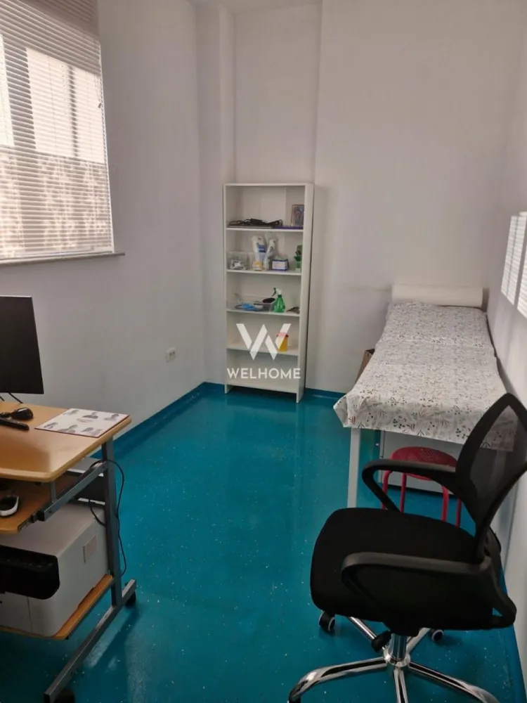 Inchiriere spatii, cabinete medicale, Clinica Medicala Sibiu - Vă prezentăm o clinică medicală modernă, construcție nouă, care oferă spre închiriere cabinete de consultații complet echipate, concepute pentru a răspunde celor mai înalte cerințe medicale și profesionale. Cabinetele sunt dotate cu mobilier și echipamente noi, oferind un mediu optim pentru desfășurarea actului medical în condiții de siguranță și confort. Clinica dispune de cameră de sterilizare, cabinet de recoltare probe si de un bloc operator modern, organizat conform fluxurilor medicale corespunzătoare acestui tip de activitate, fiind ideal pentru intervenții minore din domeniile ORL, oftalmologie, chirurgie estetică și regenerativă, urologie, dermatologie și ginecologie. Spațiul medical este completat de un salon postoperator dotat cu baie proprie, destinat monitorizării pacienților în condiții optime. De asemenea, clinica beneficiază de aparatură medicală performantă, incluzând ecograf, microscop chirurgical Leica și osteodensiometru, facilitând un diagnostic precis și tratamente eficiente. Pentru pacienți sunt amenajate două săli de așteptare moderne și confortabile, iar personalul medical are la dispoziție un vestiar dedicat. Confortul termic este asigurat prin încălzire în pardoseală, contribuind la un ambient plăcut și constant. Clinica deține toate avizele și autorizațiile necesare desfășurării activităților medicale, iar construcția respectă integral normele și standardele în vigoare privind siguranța, igiena și funcționalitatea spațiilor medicale. Clinica este amplasată într-o zonă accesibilă și bine conectată, cu acces facil la principalele artere de circulație și la mijloacele de transport în comun. În imediata apropiere se regăsesc spații comerciale, farmacii, unități bancare, restaurante și alte servicii de interes, oferind un plus de confort atât pentru pacienți, cât și pentru personalul medical. Zona beneficiază de posibilități de parcare pentru pacienți și cadre medicale. Această clinică reprezintă o oportunitate excelentă pentru medicii și specialiștii care doresc să își desfășoare activitatea într-un spațiu nou, modern și complet pregătit pentru practicarea medicinei la cele mai înalte standarde. Pret 1000 euro/luna Pentru informații suplimentare și programarea unei vizionări, vă invităm să ne contactați. Telefon: 0740066818, Cristina }}