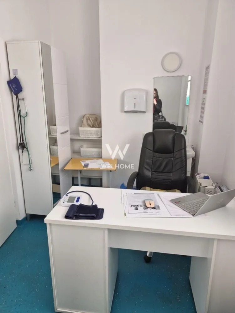 Inchiriere spatii, cabinete medicale, Clinica Medicala Sibiu - Vă prezentăm o clinică medicală modernă, construcție nouă, care oferă spre închiriere cabinete de consultații complet echipate, concepute pentru a răspunde celor mai înalte cerințe medicale și profesionale. Cabinetele sunt dotate cu mobilier și echipamente noi, oferind un mediu optim pentru desfășurarea actului medical în condiții de siguranță și confort. Clinica dispune de cameră de sterilizare, cabinet de recoltare probe si de un bloc operator modern, organizat conform fluxurilor medicale corespunzătoare acestui tip de activitate, fiind ideal pentru intervenții minore din domeniile ORL, oftalmologie, chirurgie estetică și regenerativă, urologie, dermatologie și ginecologie. Spațiul medical este completat de un salon postoperator dotat cu baie proprie, destinat monitorizării pacienților în condiții optime. De asemenea, clinica beneficiază de aparatură medicală performantă, incluzând ecograf, microscop chirurgical Leica și osteodensiometru, facilitând un diagnostic precis și tratamente eficiente. Pentru pacienți sunt amenajate două săli de așteptare moderne și confortabile, iar personalul medical are la dispoziție un vestiar dedicat. Confortul termic este asigurat prin încălzire în pardoseală, contribuind la un ambient plăcut și constant. Clinica deține toate avizele și autorizațiile necesare desfășurării activităților medicale, iar construcția respectă integral normele și standardele în vigoare privind siguranța, igiena și funcționalitatea spațiilor medicale. Clinica este amplasată într-o zonă accesibilă și bine conectată, cu acces facil la principalele artere de circulație și la mijloacele de transport în comun. În imediata apropiere se regăsesc spații comerciale, farmacii, unități bancare, restaurante și alte servicii de interes, oferind un plus de confort atât pentru pacienți, cât și pentru personalul medical. Zona beneficiază de posibilități de parcare pentru pacienți și cadre medicale. Această clinică reprezintă o oportunitate excelentă pentru medicii și specialiștii care doresc să își desfășoare activitatea într-un spațiu nou, modern și complet pregătit pentru practicarea medicinei la cele mai înalte standarde. Pret 1000 euro/luna Pentru informații suplimentare și programarea unei vizionări, vă invităm să ne contactați. Telefon: 0740066818, Cristina }}