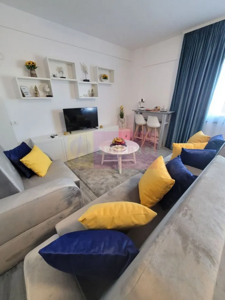 Apartament in prima linie parter cu vedere la mare. - Compania imobiliara Apulum 94 va propune un apartament de 2 camere la parter, cu vedere la mare, intr-un imobil situat in prima linie in Mamaia Nord. 
Apartamentul detine si certificat de clasificare turistica fiind ideal pentru investitie in vederea inchirierii. 
Apartamentul are incalzire in pardoseala, centrala termica pe gaze si este mobilat si utilat in totalitate. 
Interiorul are toate componentele pentru inchiriere si anume: internet, cablu, iale inteligente la usi, 2 plasme, aer conditionat, cuptor cu microunde, boxe inteligente, aparat de cafea, frigider, vesela, aspirator, parcare in curte. Bariera se deschide cu telefonul proprietarului. 
Pentru alte detalii si vizionare nu ezitati sa ma contactati pe nr 0733683446- Laura Ionescu.