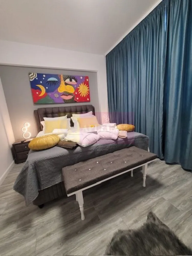 Apartament in prima linie parter cu vedere la mare. - Compania imobiliara Apulum 94 va propune un apartament de 2 camere la parter, cu vedere la mare, intr-un imobil situat in prima linie in Mamaia Nord. 
Apartamentul detine si certificat de clasificare turistica fiind ideal pentru investitie in vederea inchirierii. 
Apartamentul are incalzire in pardoseala, centrala termica pe gaze si este mobilat si utilat in totalitate. 
Interiorul are toate componentele pentru inchiriere si anume: internet, cablu, iale inteligente la usi, 2 plasme, aer conditionat, cuptor cu microunde, boxe inteligente, aparat de cafea, frigider, vesela, aspirator, parcare in curte. Bariera se deschide cu telefonul proprietarului. 
Pentru alte detalii si vizionare nu ezitati sa ma contactati pe nr 0733683446- Laura Ionescu.