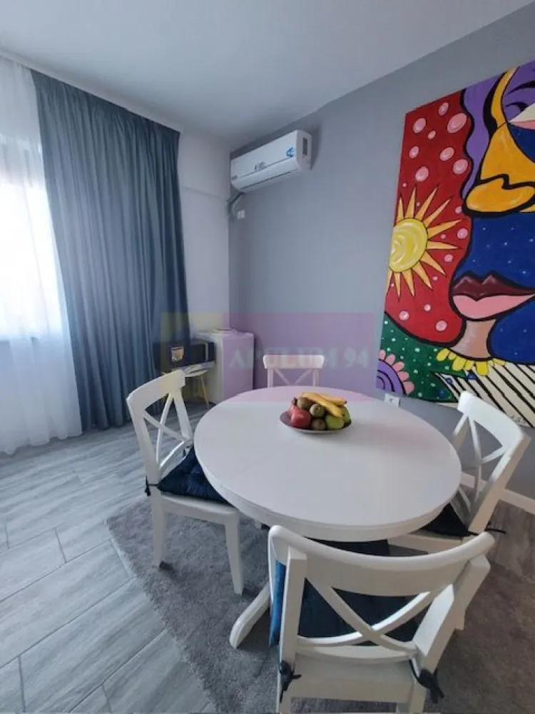 Apartament in prima linie parter cu vedere la mare. - Compania imobiliara Apulum 94 va propune un apartament de 2 camere la parter, cu vedere la mare, intr-un imobil situat in prima linie in Mamaia Nord. 
Apartamentul detine si certificat de clasificare turistica fiind ideal pentru investitie in vederea inchirierii. 
Apartamentul are incalzire in pardoseala, centrala termica pe gaze si este mobilat si utilat in totalitate. 
Interiorul are toate componentele pentru inchiriere si anume: internet, cablu, iale inteligente la usi, 2 plasme, aer conditionat, cuptor cu microunde, boxe inteligente, aparat de cafea, frigider, vesela, aspirator, parcare in curte. Bariera se deschide cu telefonul proprietarului. 
Pentru alte detalii si vizionare nu ezitati sa ma contactati pe nr 0733683446- Laura Ionescu.