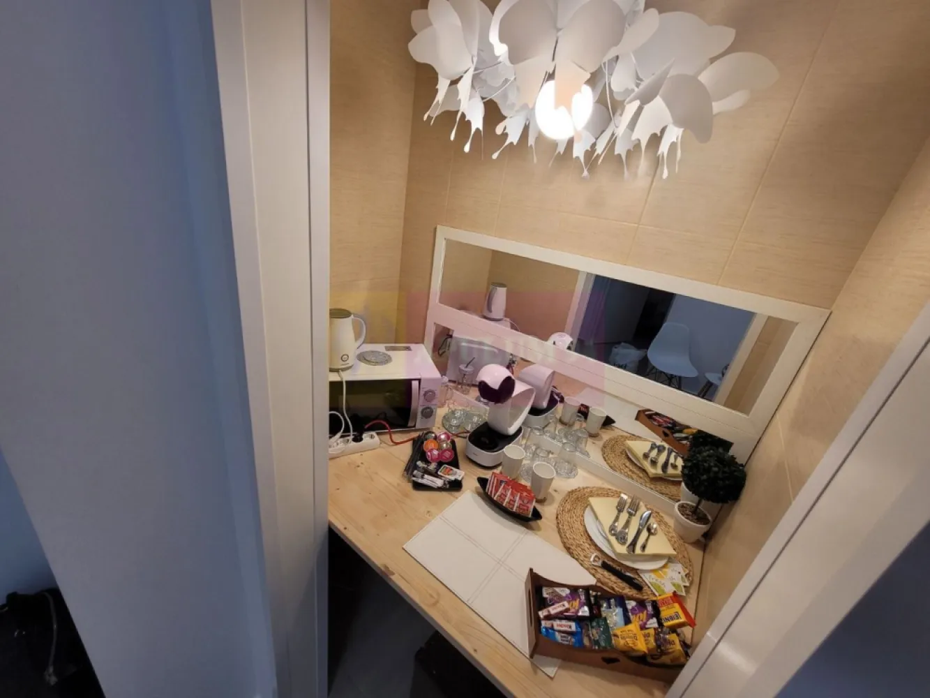 Apartament in prima linie Mamaia Nord. - Compania imobiliara Apulum 94 va propune un apartament de 2 camere situat la etajul 1 intr-un imobil situat in prima linie in Mamaia Nord.
Apartamentul detine si certificat de clasificare turistica fiind ideal pentru investitie in vederea inchirierii.
Apartamentul are incalzire in pardoseala, centrala termica pe gaze si este mobilat si utilat in totalitate.
Interiorul are toate componentele pentru inchiriere si anume: internet, cablu, iale inteligente la usi, 2 plasme, aer conditionat, cuptor cu microunde, boxe inteligente, aparat de cafea, frigider, vesela, aspirator, parcare in curte. Bariera se deschide cu telefonul proprietarului.
Pentru alte detalii si vizionare nu ezitati sa ma contactati pe nr 0733683446- Laura Ionescu.