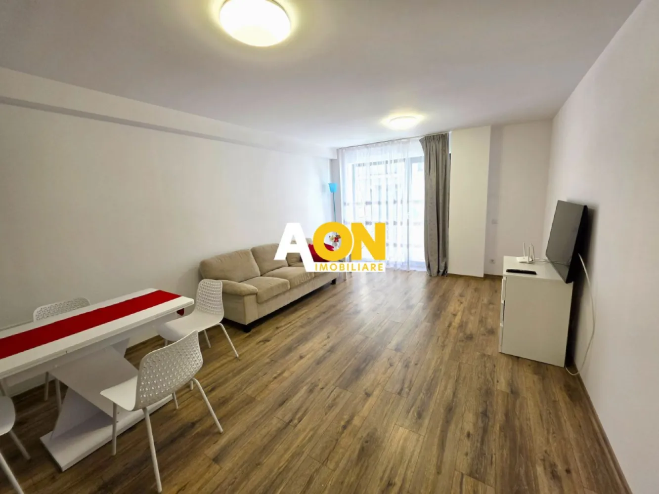 Apartament 2 camere, 52 mp utili, bloc nou, prima închiriere - AON Imobiliare vă propune spre închiriere un apartament modern, situat într-un bloc nou, finalizat în anul 2024, în zona ieșirii spre Pâclișa.
Locuința este compartimentată funcțional și eficient, fiind compusă din:
• Living cu bucătărie open space;
• Dormitor;
• Baie;
• Hol;
• Balcon de 10 mp.
Suprafața utilă a imobilului este de 52 mp. Confortul termic este asigurat prin sistemul de încălzire prin pardoseală pe timpul iernii și răcire prin pardoseală în timpul verii, oferind un climat interior optim pe tot parcursul anului.
Blocul a fost proiectat pentru o eficiență energetică ridicată, fiind izolat la exterior și echipat cu panouri fotovoltaice și 2 centrale termice de bloc.
Apartamentul dispune de loc de parcare privat. De asemenea, chiriașii vor beneficia de acces la o zonă interioară comună, ideală pentru depozitarea bicicletelor sau a cărucioarelor.
Perioadă minimă de închiriere: 12 luni. Nu se acceptă animale de companie!
Nu ratați această oportunitate! Contactați-ne pentru mai multe detalii și programarea unei vizionări.
ID intern: CP3109460